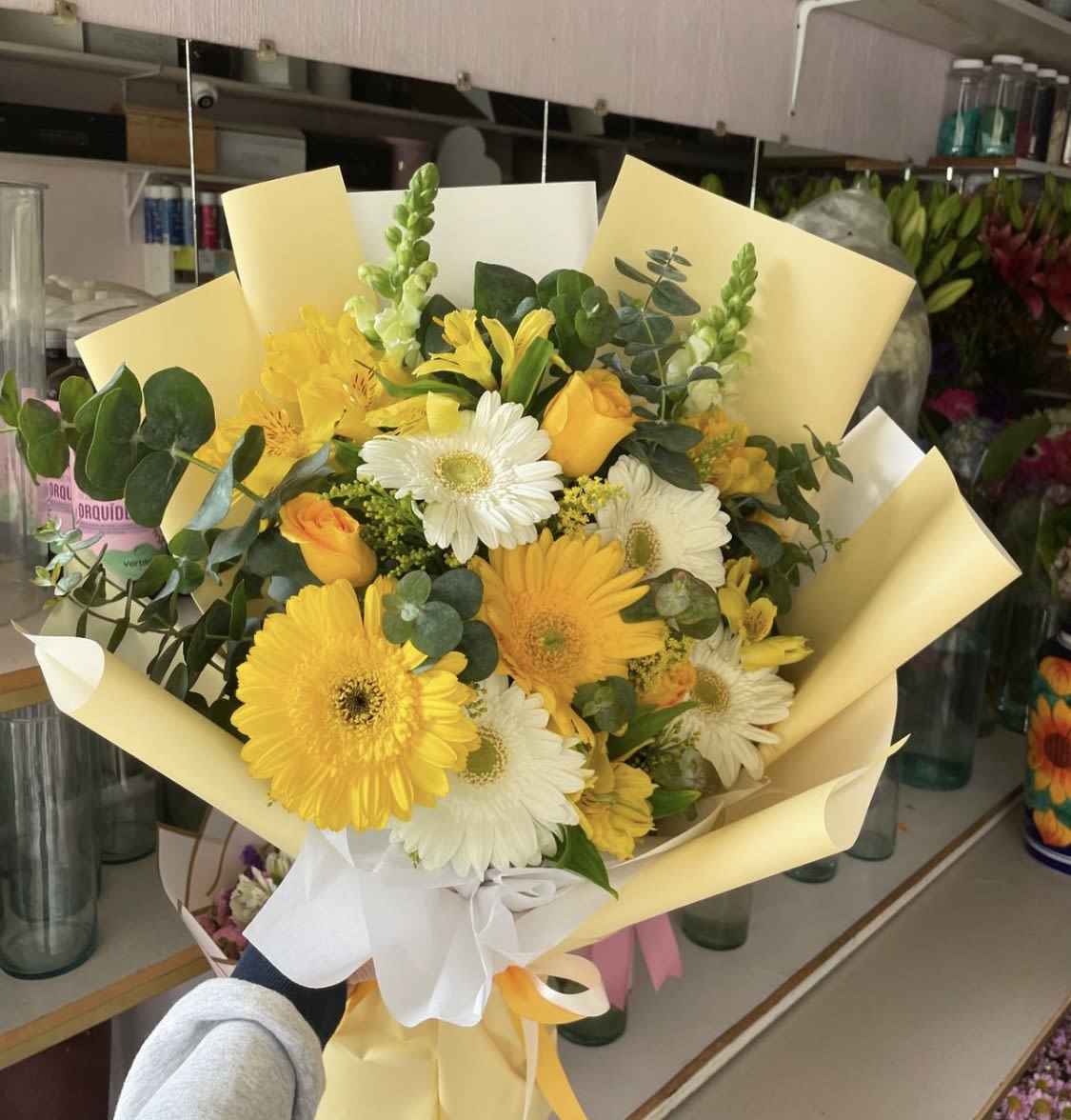 Modern small bouquet  - Beautiful small bouquet with roses, gerberas , snapdragons and fine foliages Ramo pequeño con rosas, gerberas, dragones y finos foliages 