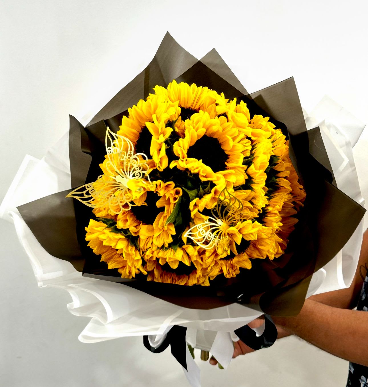 Sunflower Buchon Sunflower Buchon - An stunning and radiant 25 sunflowers bouquet With a delicated wrapping paper and a beautiful silk bow
