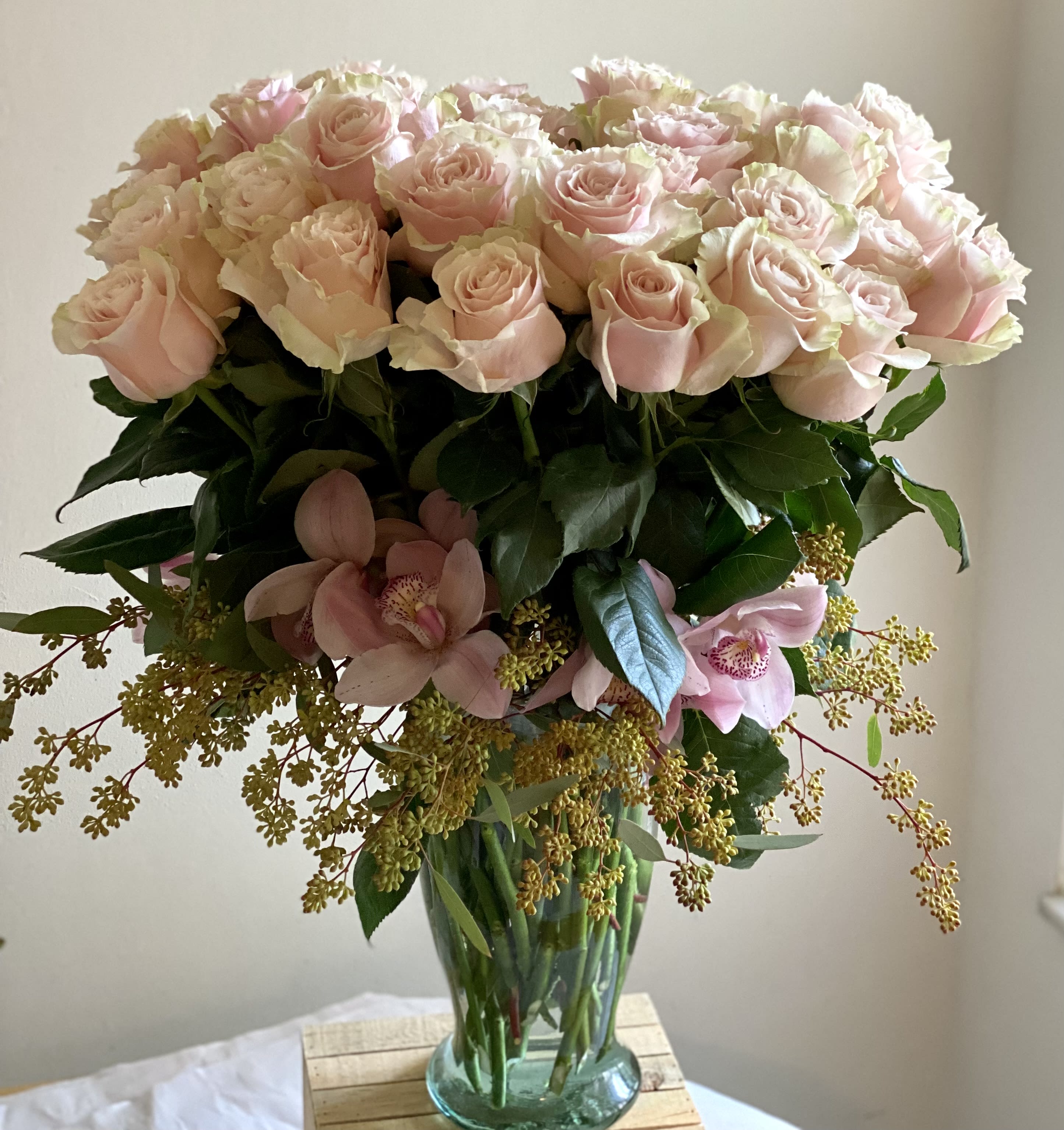 Light and warm Light and warm - Our glamours yet simple Pink Modal rose in a vintage pink is the perfect composition to express warm feelings such as admiration, love, gratitude, etc. 50 of our long stem (60+ cms) specialty roses surrounded by cymbidium orchid blooms and crowned by fresh seeded eucalyptus. Color of the roses might be customize per request and based on availability. Please inquire about. Your personalized card is handwritten and always free with your order at Art Le Fleur.