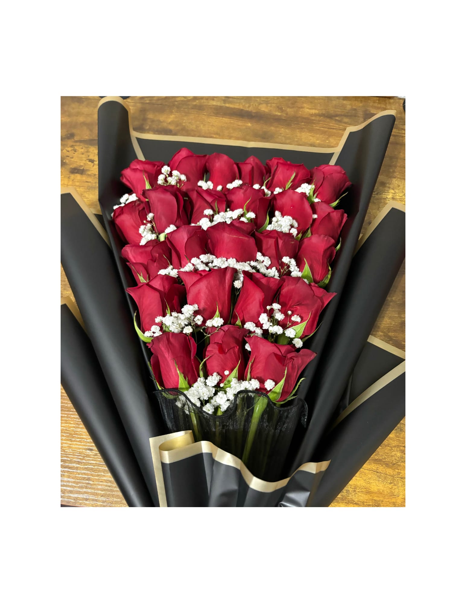 Flat Bouquet de 24 Rosas Amarillas (Foto de Referencia al Estilo) - Ilumina el día de alguien especial con nuestro Flat Bouquet de 24 rosas amarillas. Cada rosa ha sido cuidadosamente seleccionada para garantizar frescura y un color vibrante que transmite alegría, amistad y buenos deseos. Su presentación plana le da un toque moderno y sofisticado, perfecto para regalar, decorar espacios o sorprender con un detalle lleno de luz y felicidad.