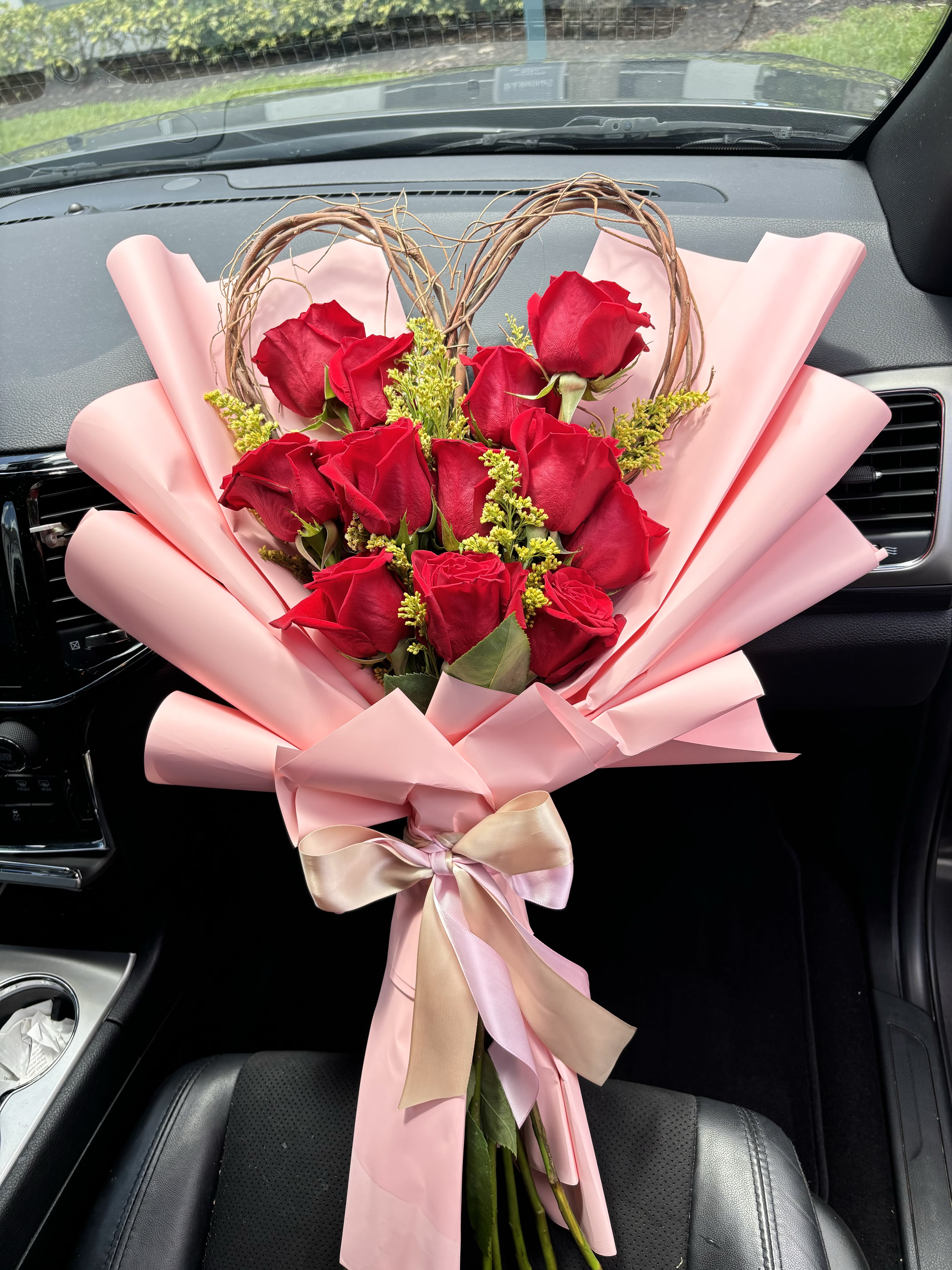 Corazon De Madera Rosas Amarillas (Foto de Referencia al Estilo) - Regala amor y alegría con nuestro Corazón de Madera decorado con rosas amarillas. Cada rosa ha sido cuidadosamente seleccionada para ofrecer frescura y un color vibrante que transmite amistad, cariño y buenos deseos. El corazón de madera aporta un toque elegante y duradero, convirtiendo este arreglo en un detalle perfecto para sorprender en cumpleaños, aniversarios o cualquier ocasión especial.