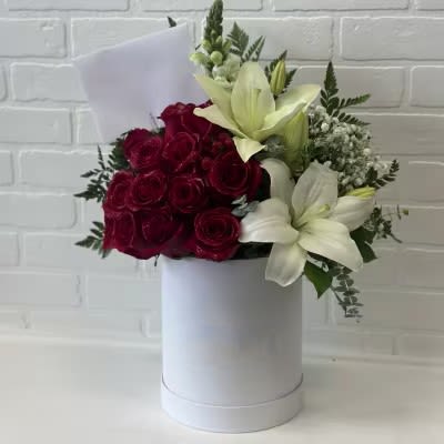 Anastassia Anastassia -  This classic round box is filled with beautiful Ecuadorian fresh-cut roses and mixed flowers. The medium size contains 10 stunning Ecuadorian fresh-cut roses, lilies, snapdragons or stocks, baby's breath, and greens, available in black or white.