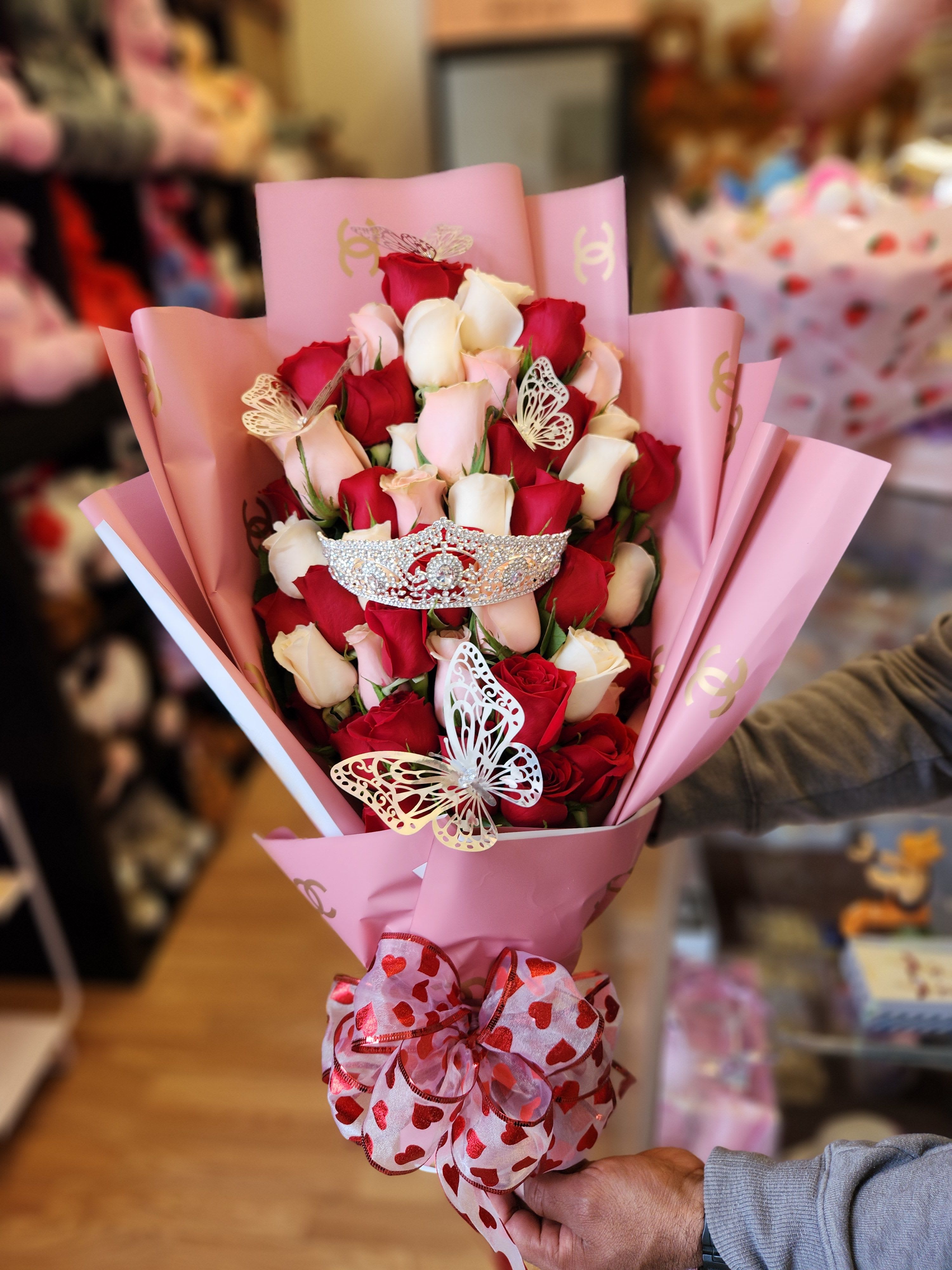 cascada Bouquet - All photographs are work done by us 50 rosas