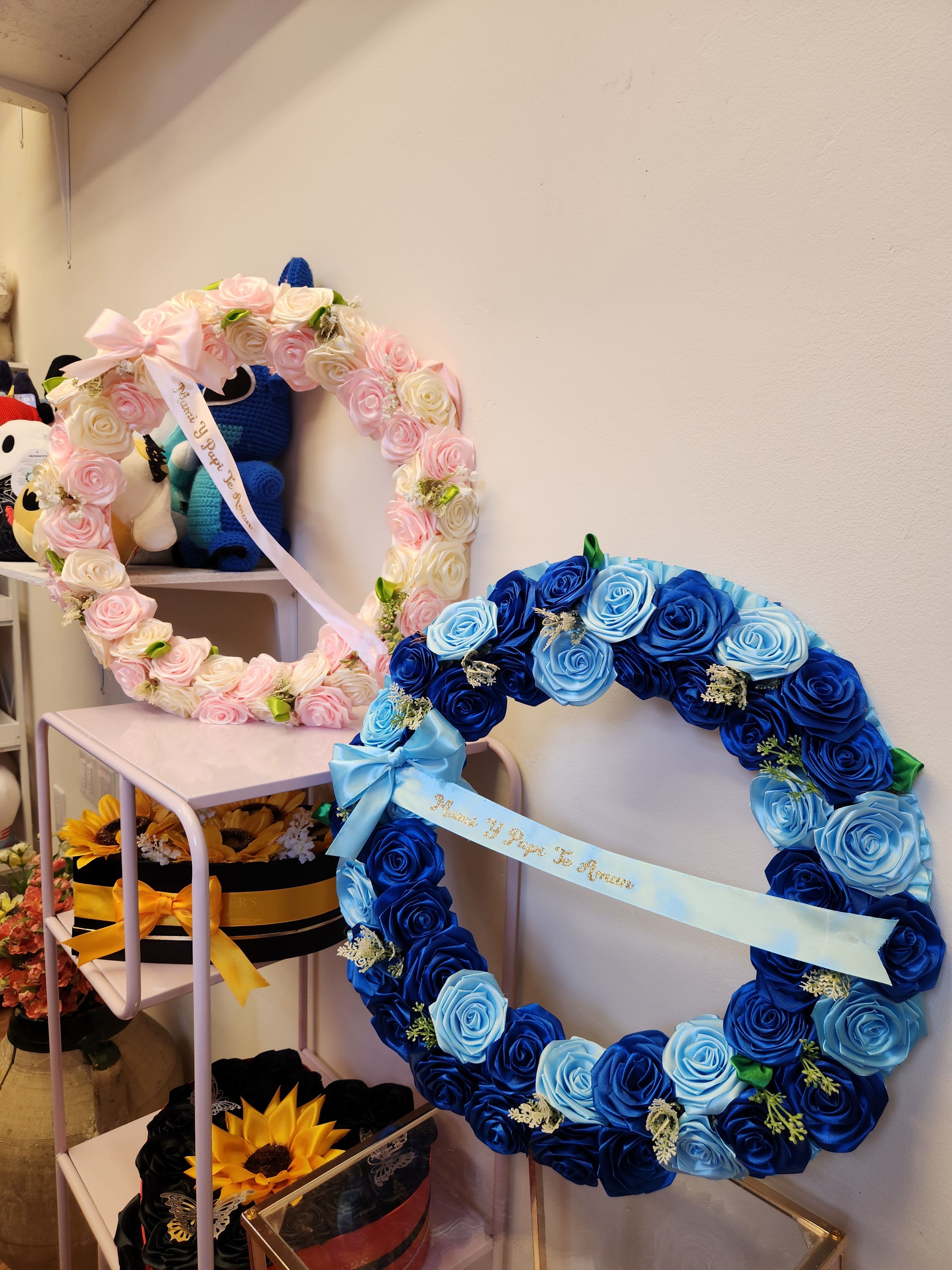 Corona de rosas eternas - Todo nuestro trabajo esta hecho con mucho amor para ti. Cada arreglo floral tiene un toque especial para nuestros clientes. necesita ordenar 1 semana antes
