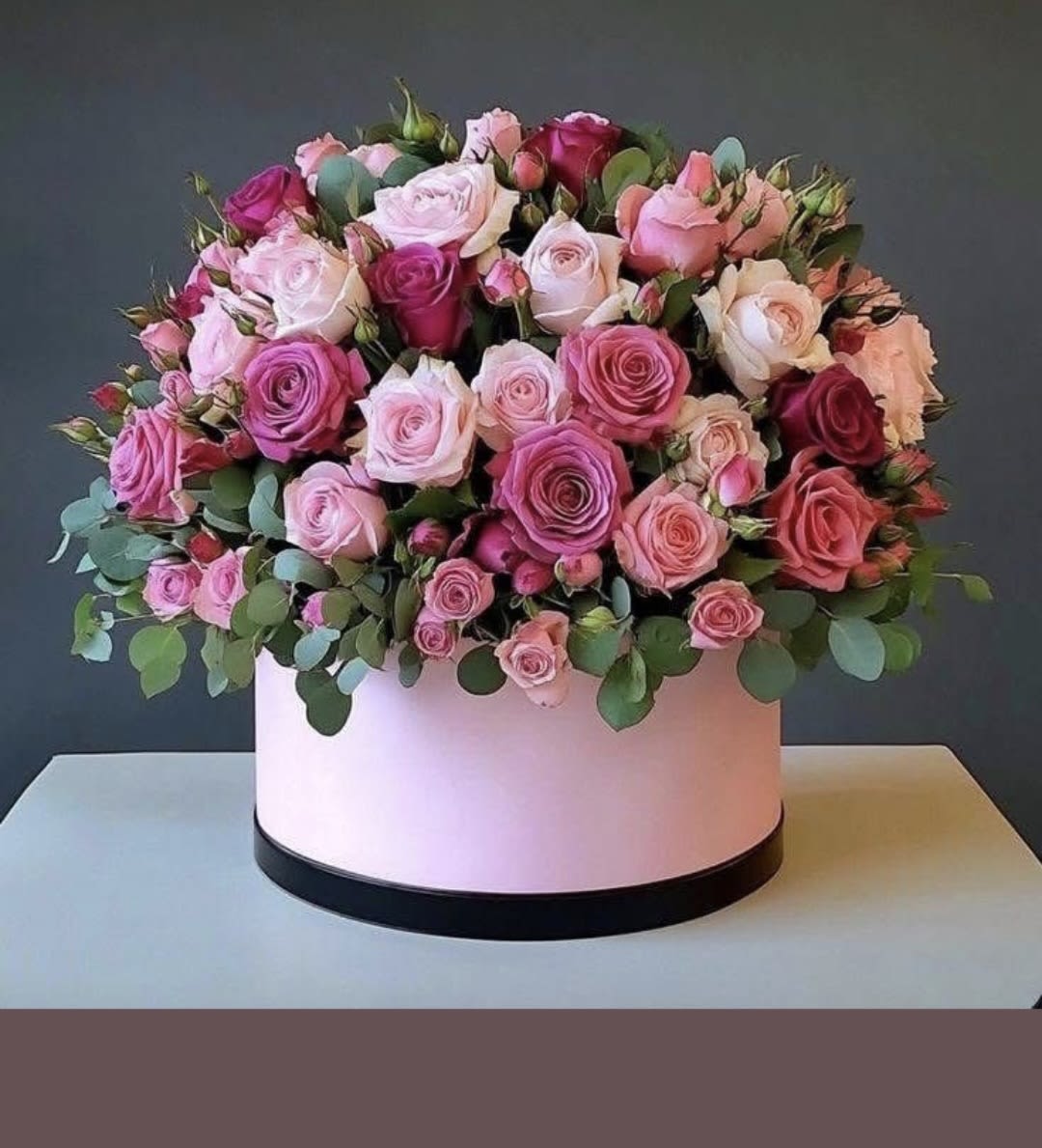 Explosión de amor - Caja de Rosas de color de temporada, con Eucalipto.