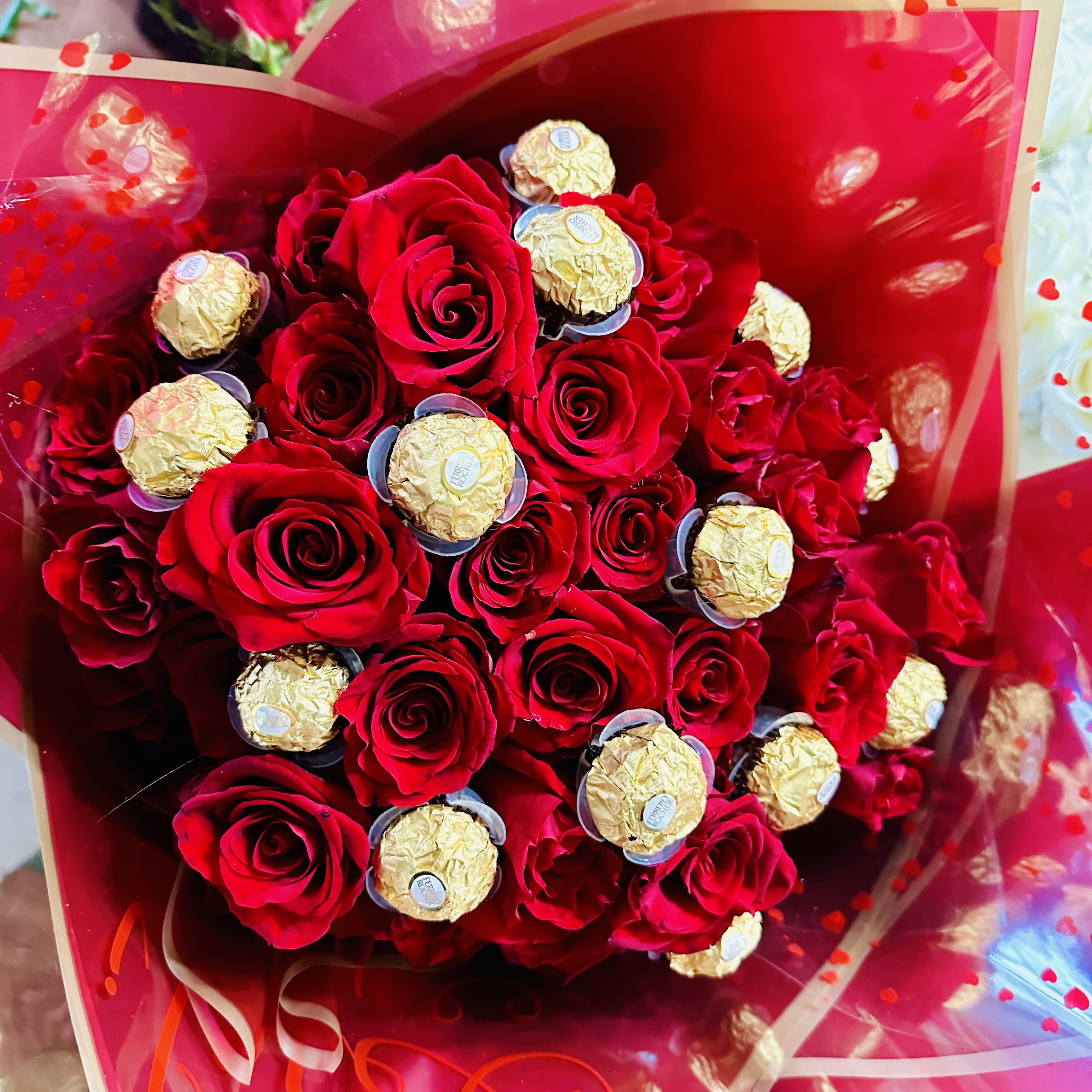 Ramo Buchón  - Ramon Buchón con chocolates Premium Ecuadorian roses 4 Dozen  6 Dozen 8 Dozen  