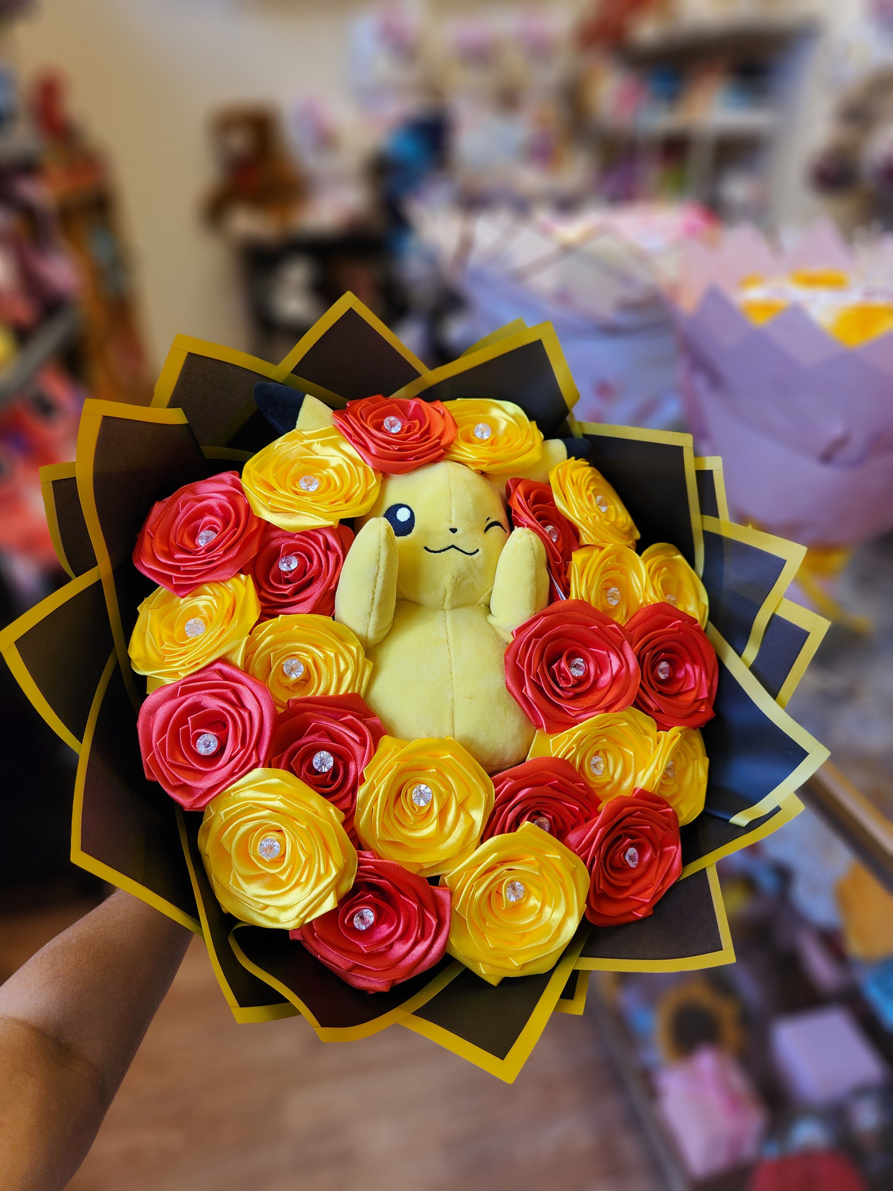 pikachu - Todo nuestro trabajo esta hecho con mucho amor para ti. Cada arreglo floral tiene un toque especial para nuestros clientes. necesita ordenar 1 semana antes 25 rosas eternas