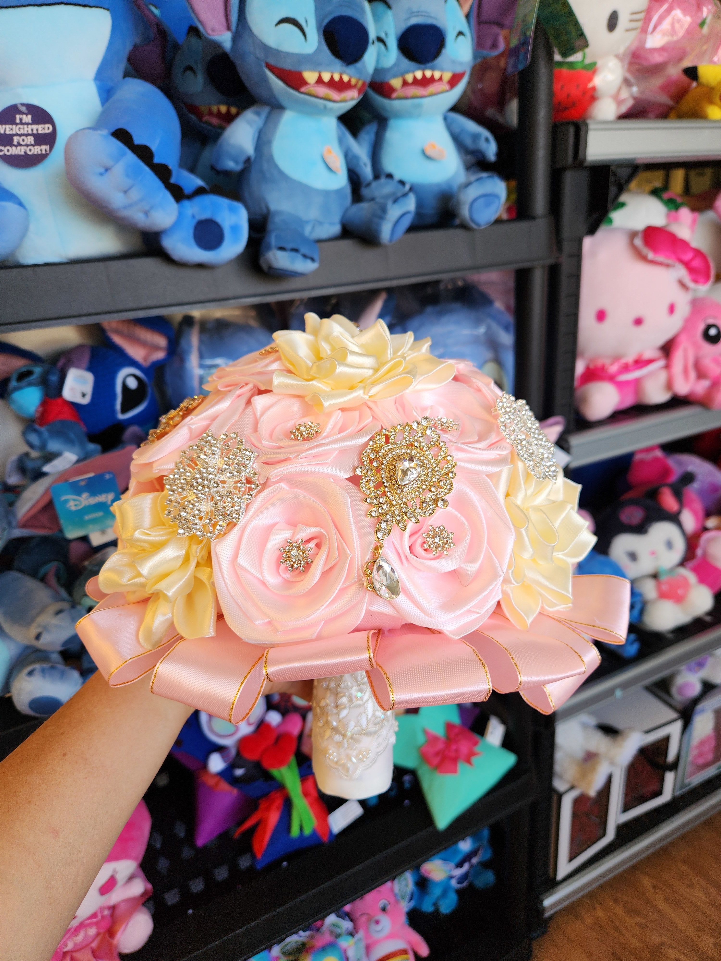 Quinceanera - Todo nuestro trabajo esta hecho con mucho amor para ti. Cada arreglo floral tiene un toque especial para nuestros clientes.