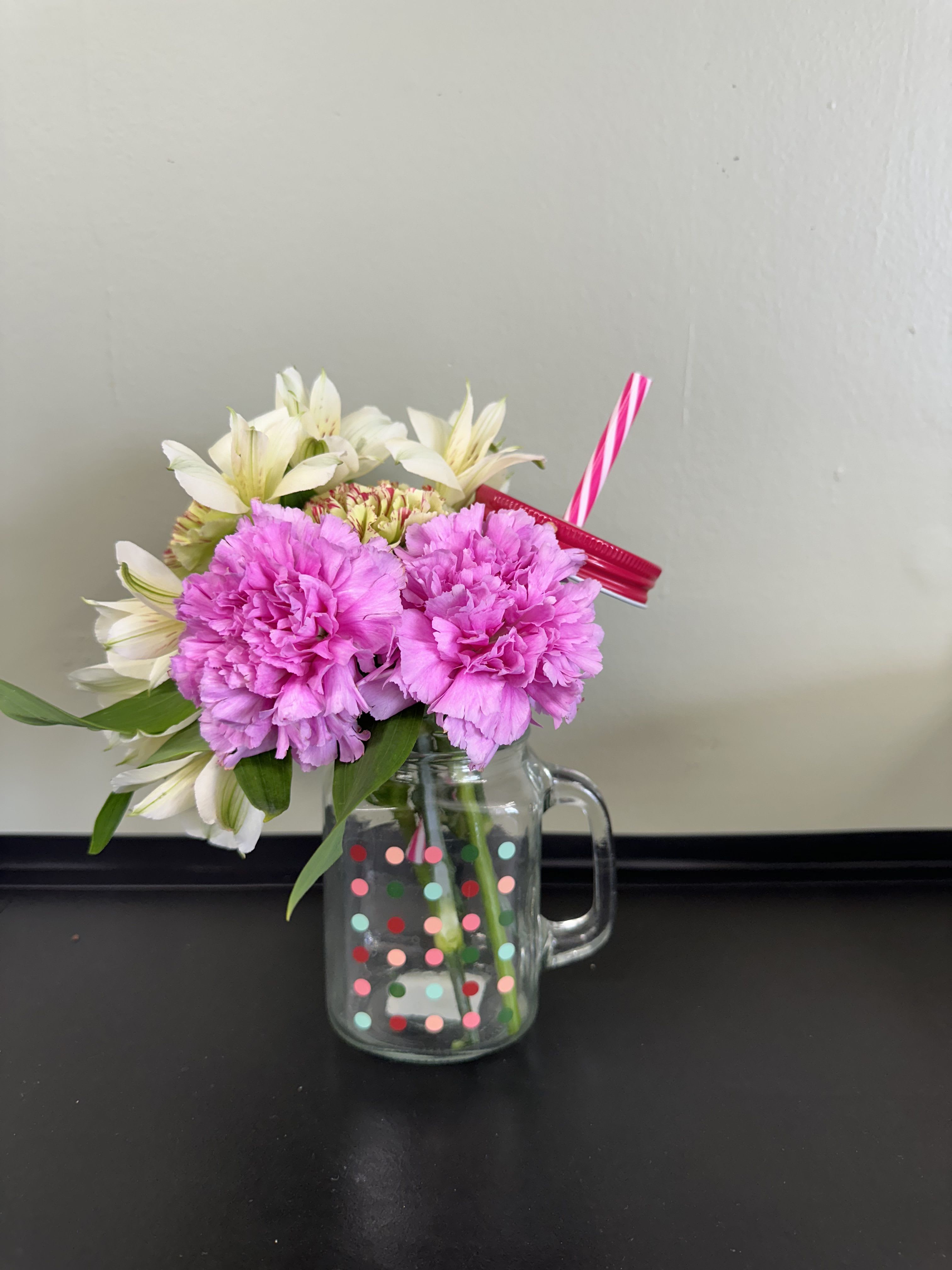 Glass Cup Arrangement Glass Cup Arrangement - Glass mason jar cup with lid and straw.