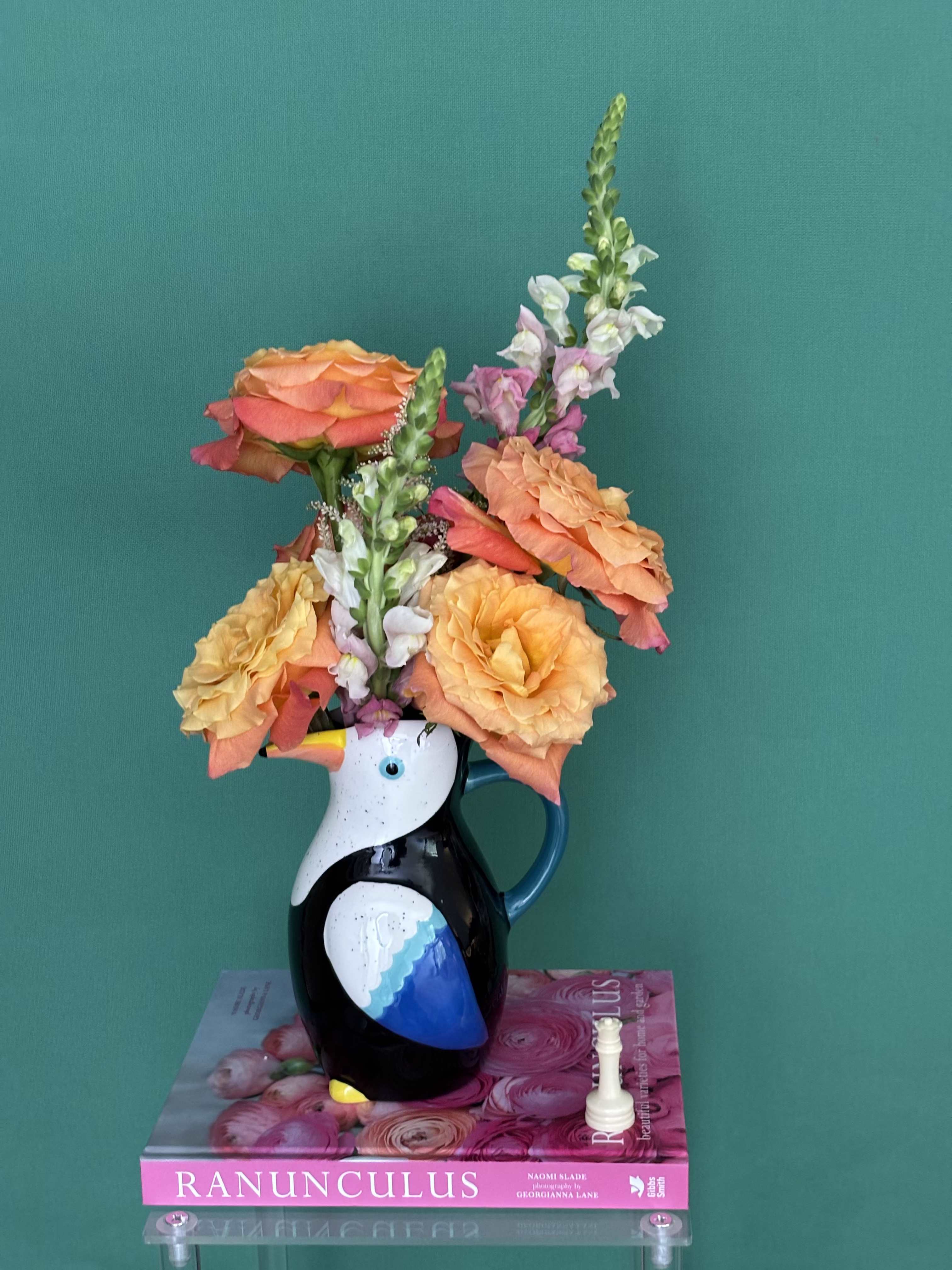 Free tropical. Free tropical. - Fun tropical parrot filler of nice and fragrant roses.