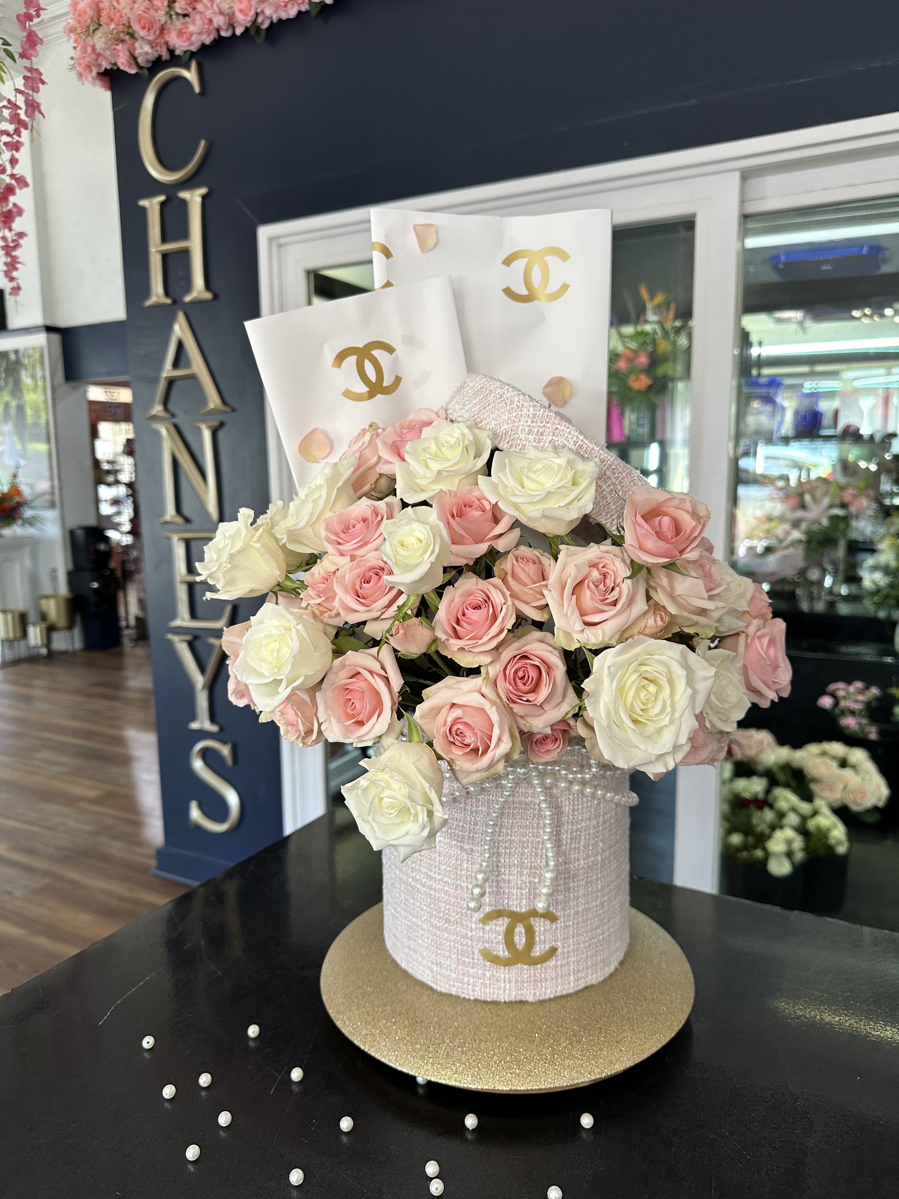 Chaney‘s CHANEL SENSUEL - Chaney‘s brand new floral design interpretation of CHANEL. Every detail about this box is carefully handcrafted with respect and appreciation for the great designer Coco Chanel. Really a must have! Your recipient will greatly enjoy this masterpiece of premium florals and outstanding Chanel design interpretation!
