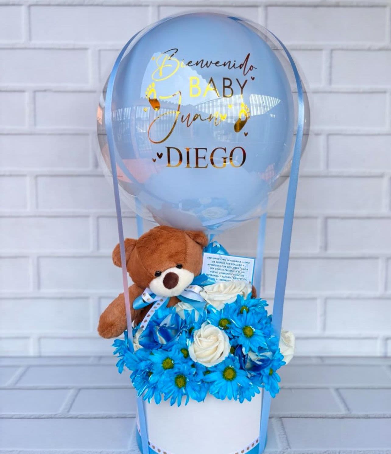baby blue - unidad de 30 rosas azules en una caja, un globo y un peluche