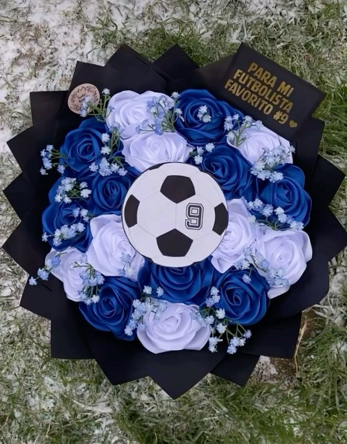 boy futbol - unidad de 12 rosas azules y 12 rosas blancas de liston
