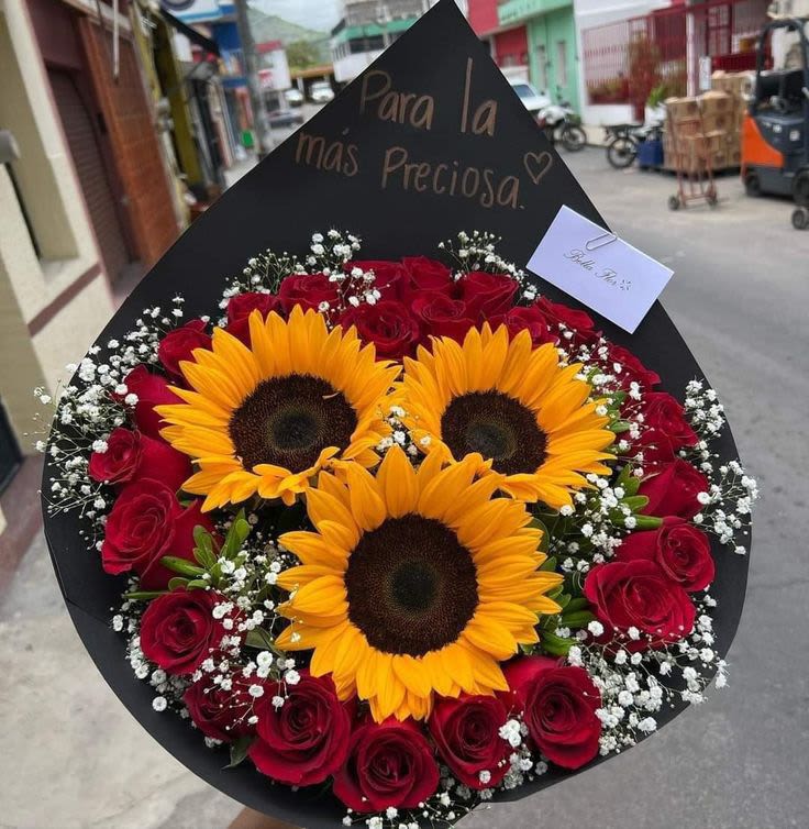 buchon - elaborado con 3 girasoles y 24 rosas rojas