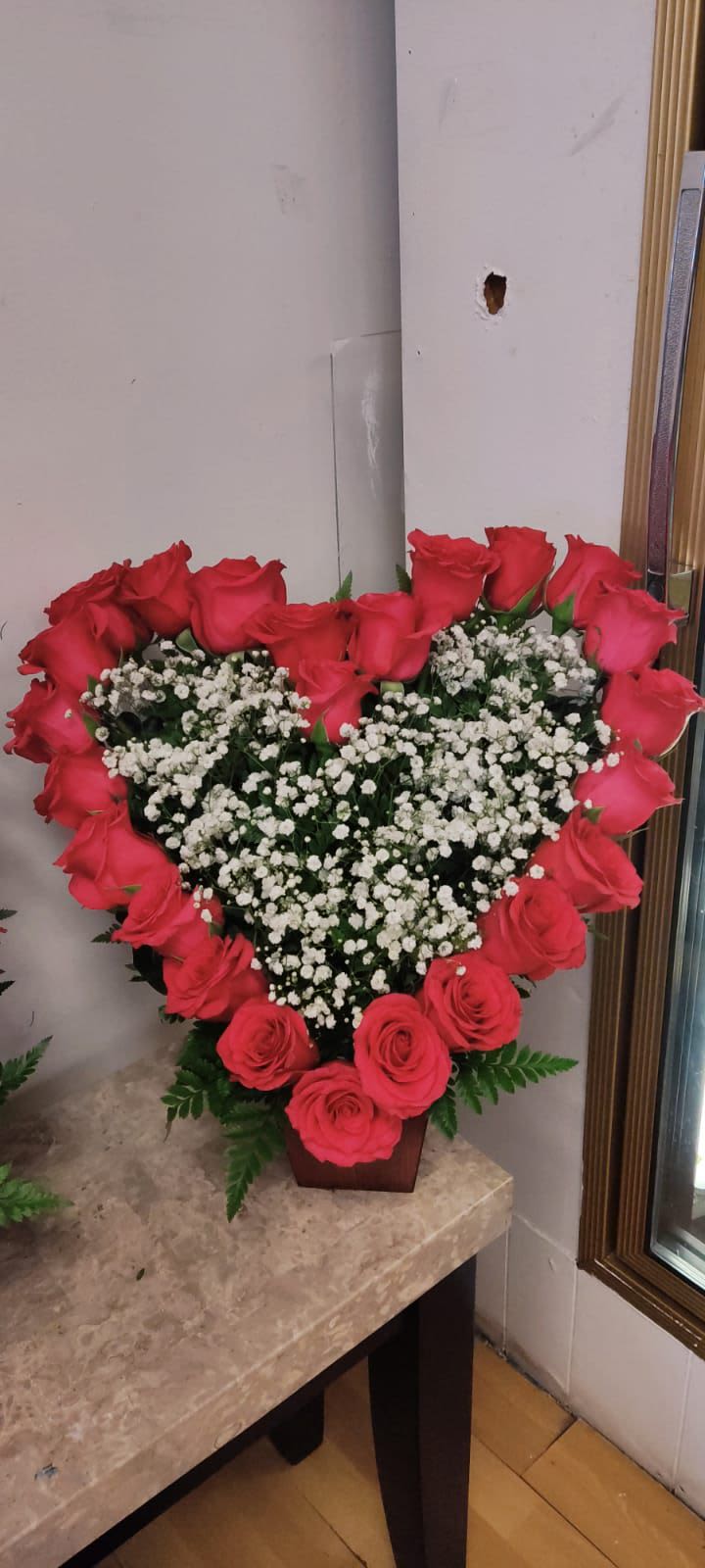 buchon en forma corazon - elaborado con 24 rosas rojasy orquidias