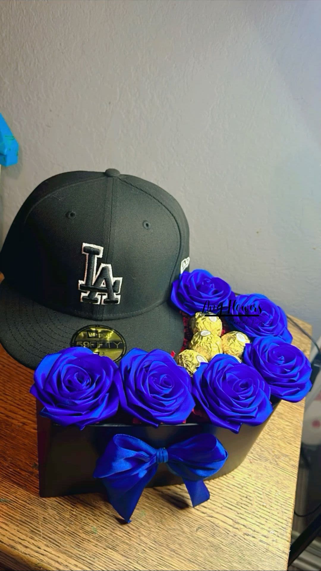 caja azul - unidad de 6 rosas azules de liston y 5  chocolates ferrero y una gorra
