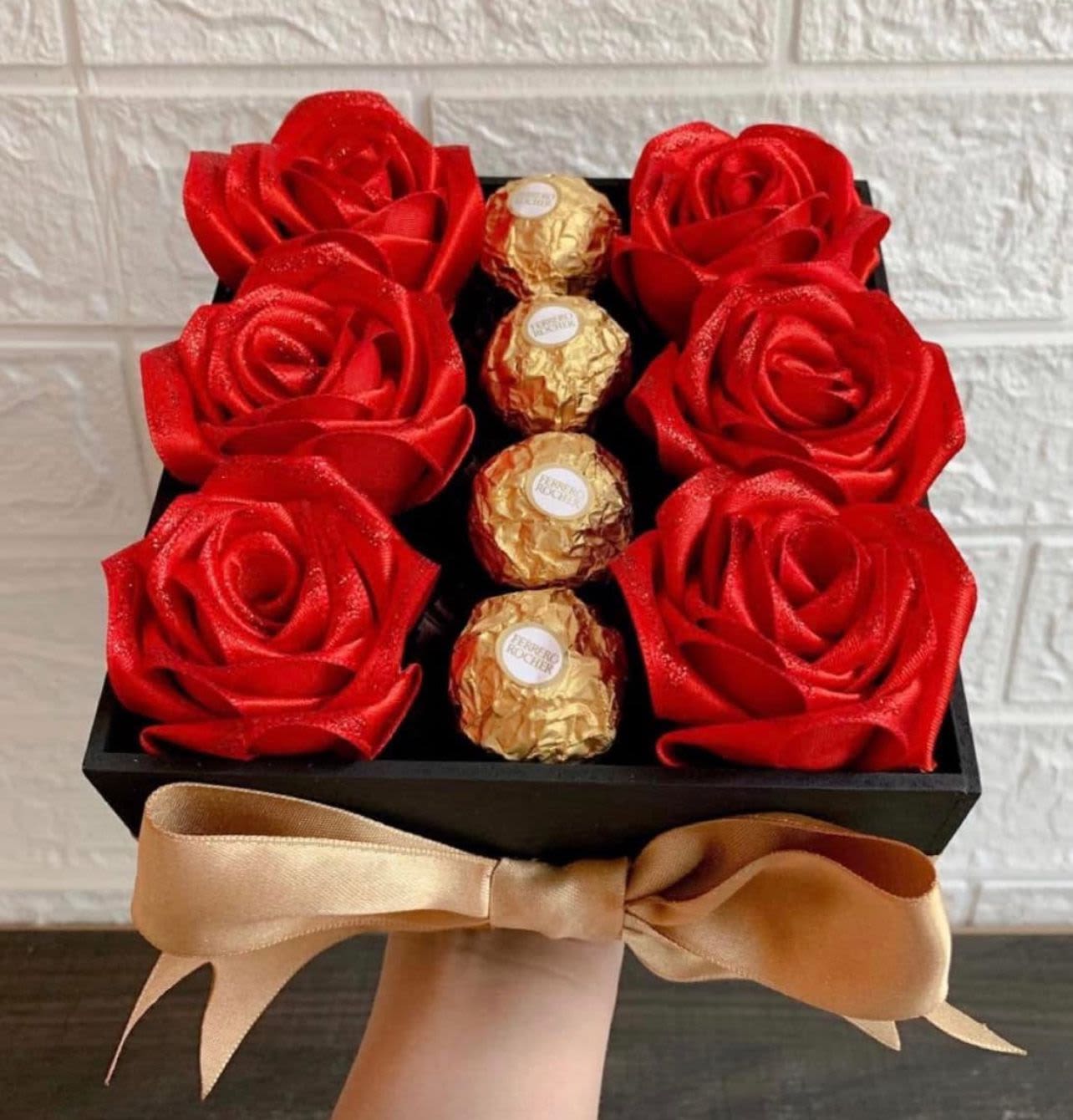 caja cuadrada - unidad de 6 rosas rojas y 4 chocolates ferrero