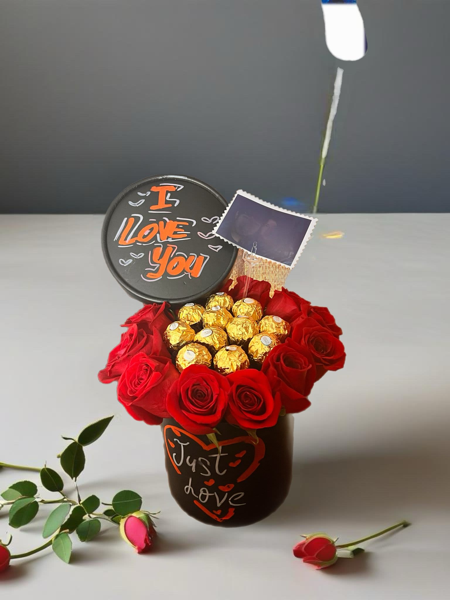 Caja de amor - unidad de 12 rosas rojas y 12 chocolates ferrero