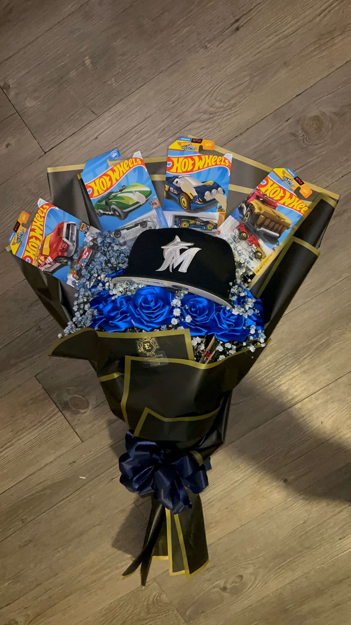 carros men - unidad de 24 rosas azules de saten, 4 hot weels y una gorra