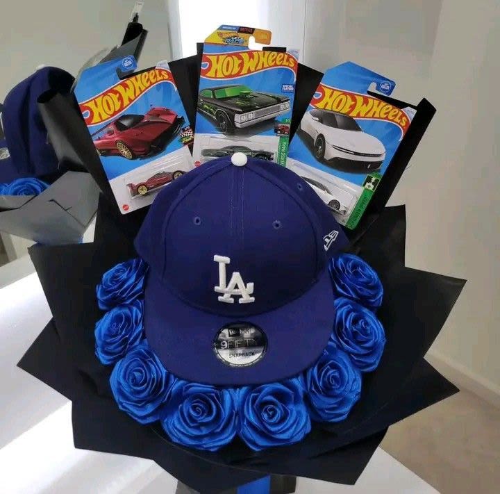 chico azul - unidad de 15 rosas azules de liston, 3 hot weels y una gorra