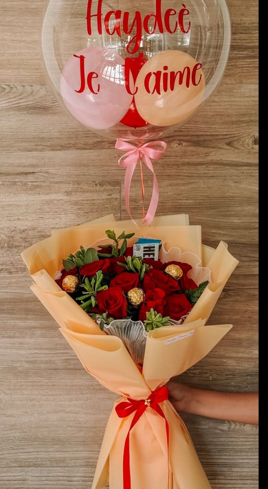 grande amor - unidad de 15 rosas rojas, un chocolate herseys y 3 chocolates ferrero