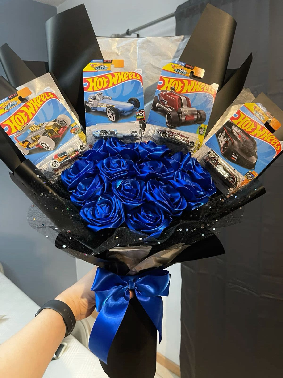 hot weels ramo - elaborado con 4 caros hot weels y 15 rosas azules de saten