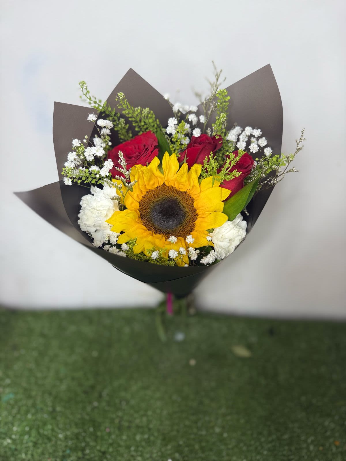 mini amor -  unidad de 3 rosas rojas, 3 rosas blancas y un girasol tamano grande