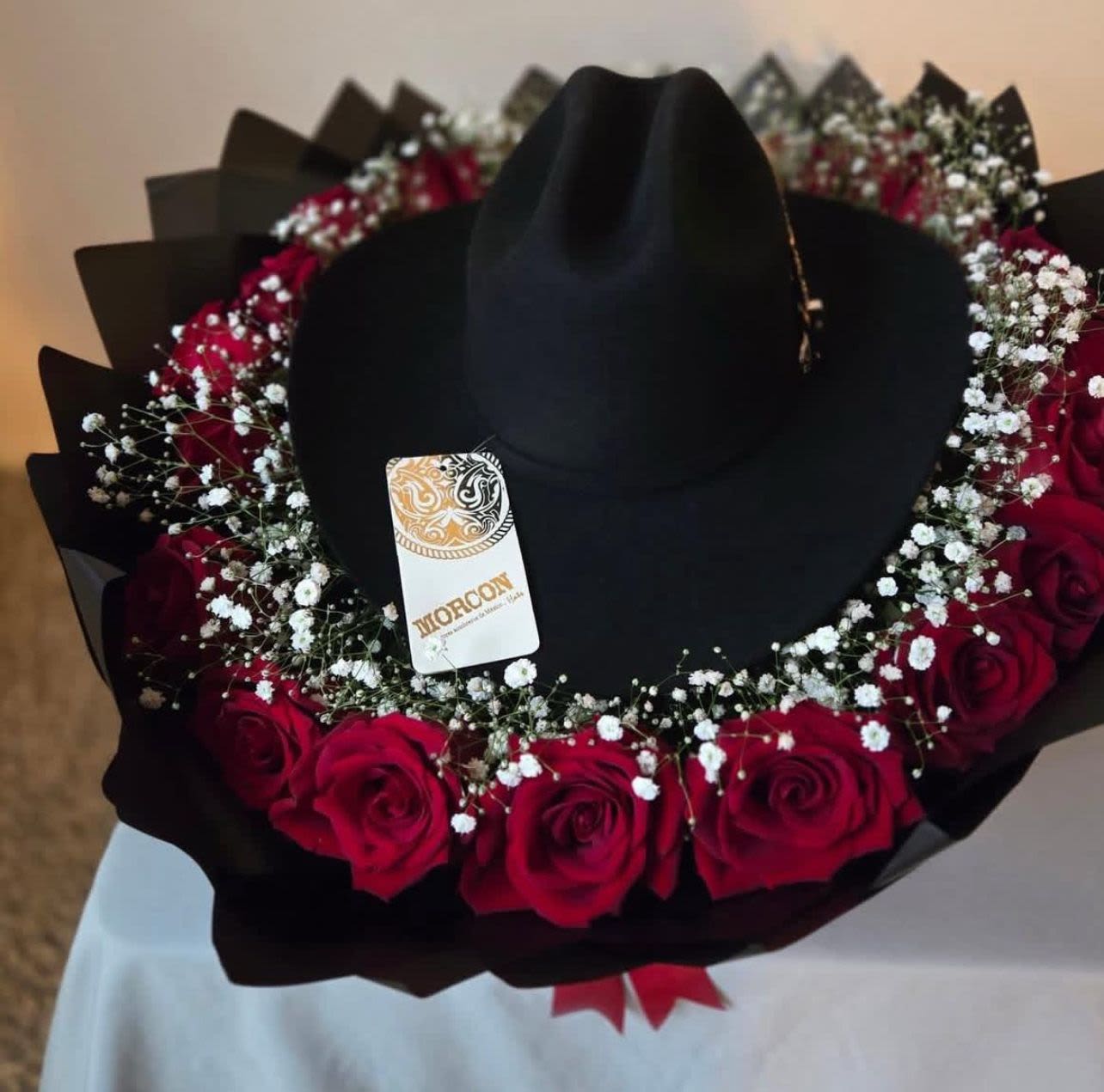 vaquero buchon - unidad de 50 rosas y una gorra vaquera