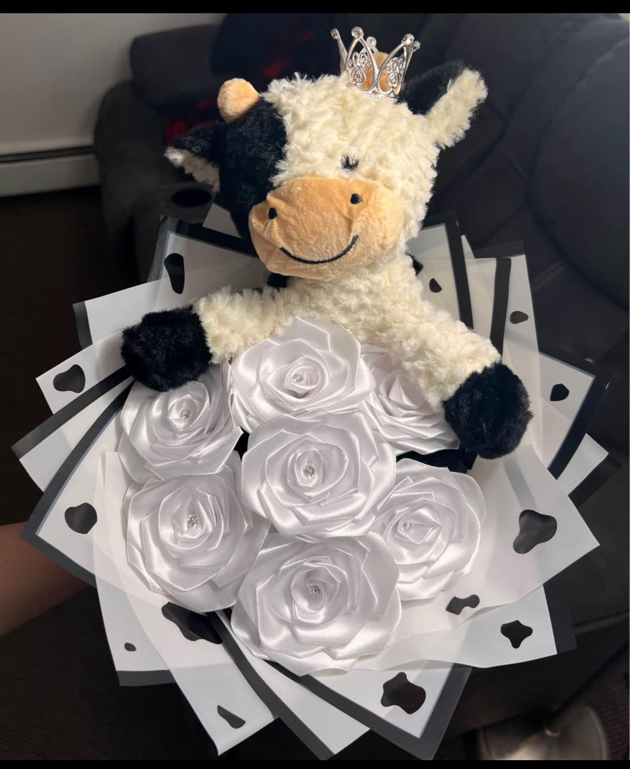 vaca lola - unidad de 7 rosas blancas de saten y una vaca
