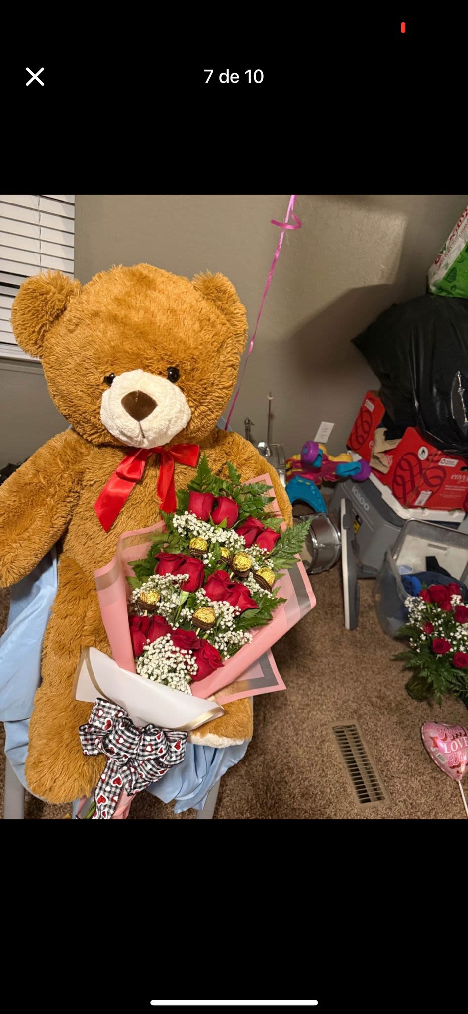 mucho amor  - detalle con un peluche tamaño gigante y con un ramo de 12 rosas rojas 