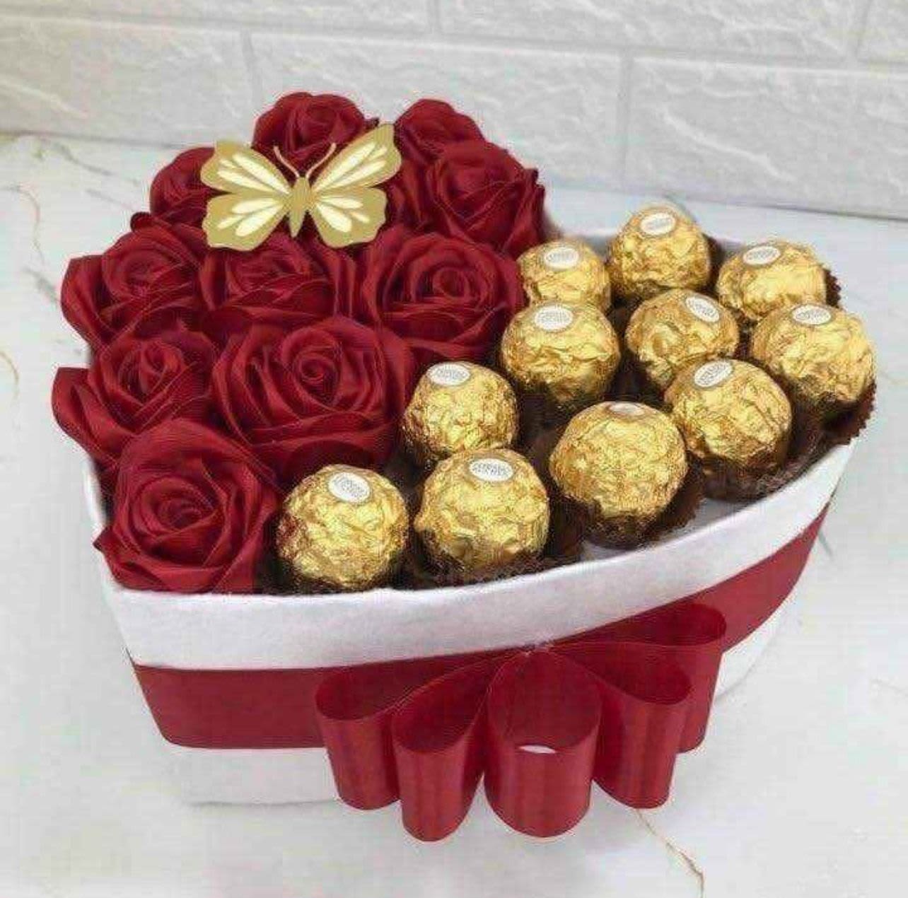 normal detalle  - detalle con una caja en forma de corazon con 12 rosas rojas de liston y 12 chocolates ferrero