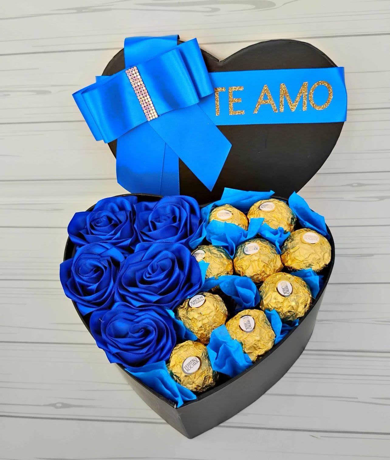 ocean blue - unidad de 5 rosas azules y 9 chocolates ferrero