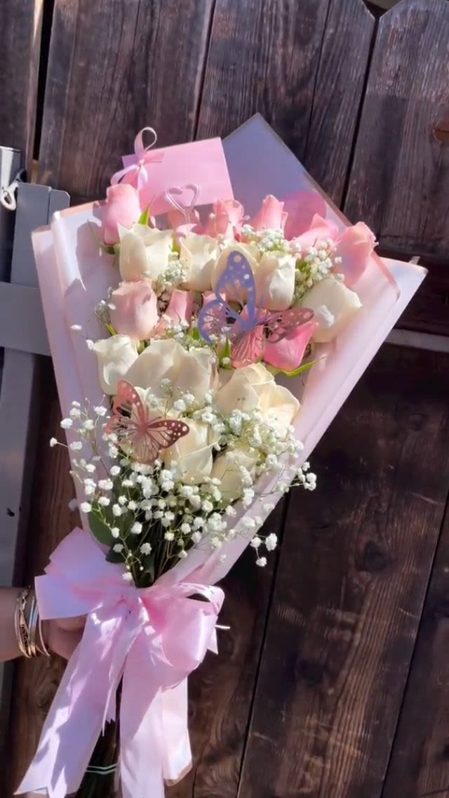 pink ramo - elaborado con 12 rosas rosadas y 12 rosas blancas
