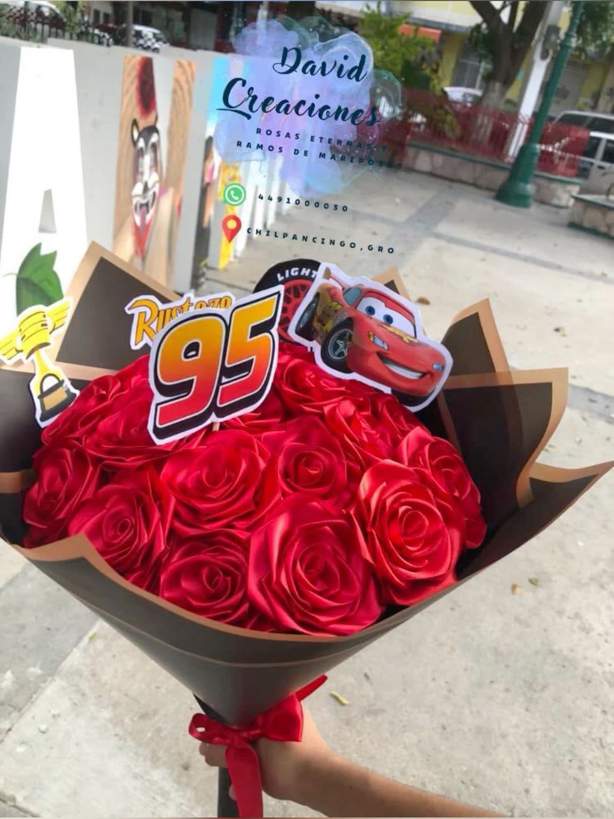 Rayo mcqueen - con unidad de 24 rosas de saten