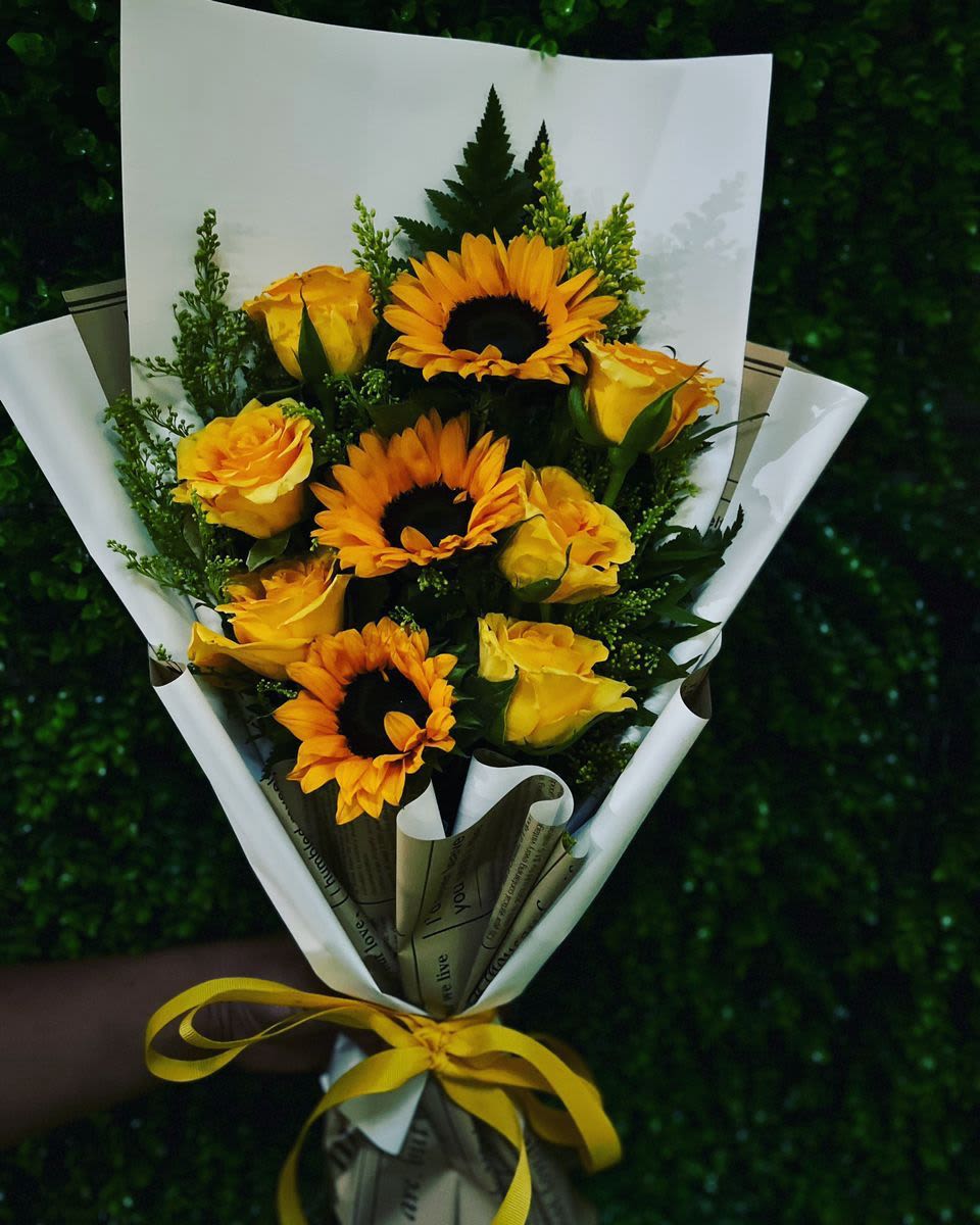 ramo yellow - con unidad de 6 rosas yellow y 3 girasoles