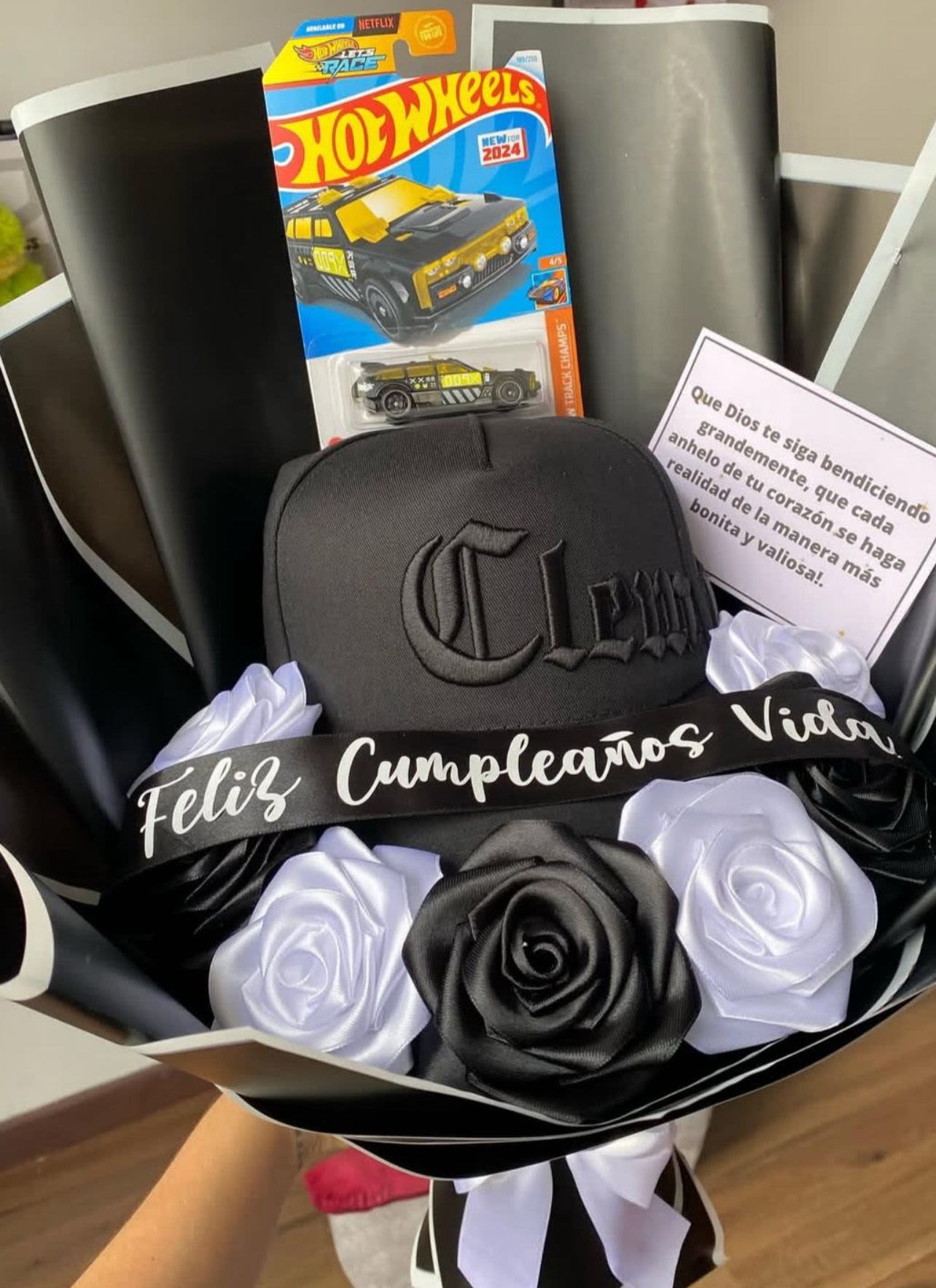 ramo men - unidad de 12 rosas, una gorra y un hot weels