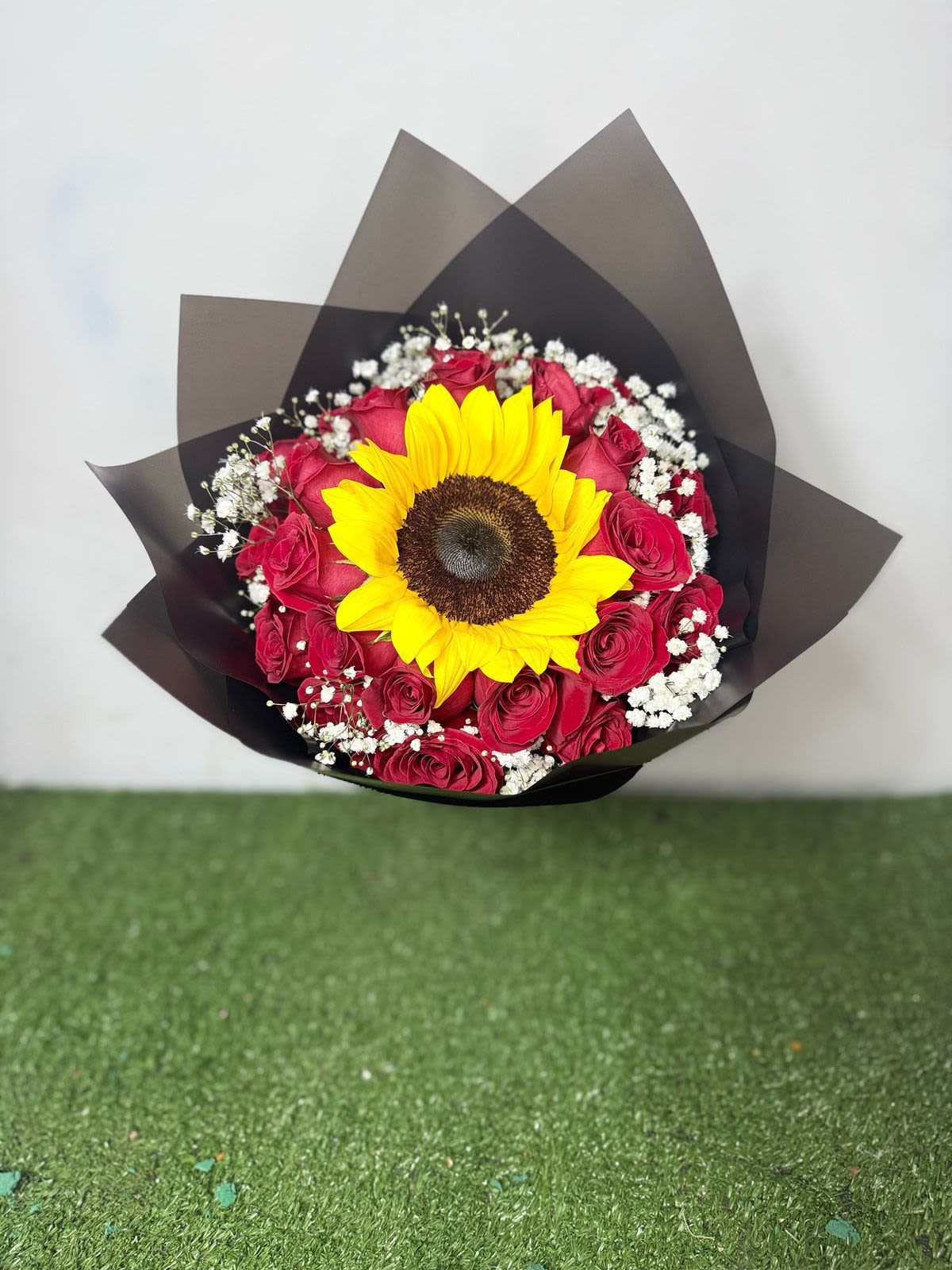 ramo amarillo - unidad de 20 rosas rojas y un girasol  tamaño grande