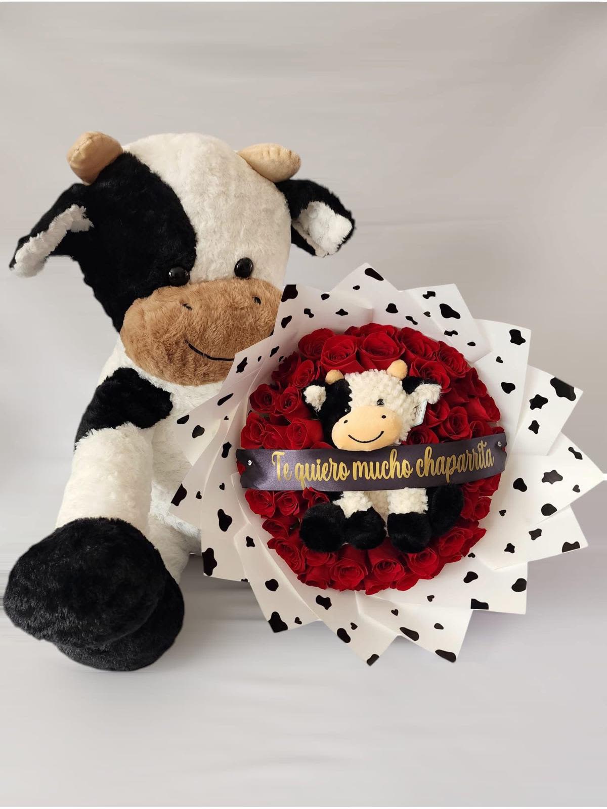 Arreglo de vaca con flores y peluche - Tierno arreglo de flores elaborado con rosas rojas, papel de vaquita y peluche