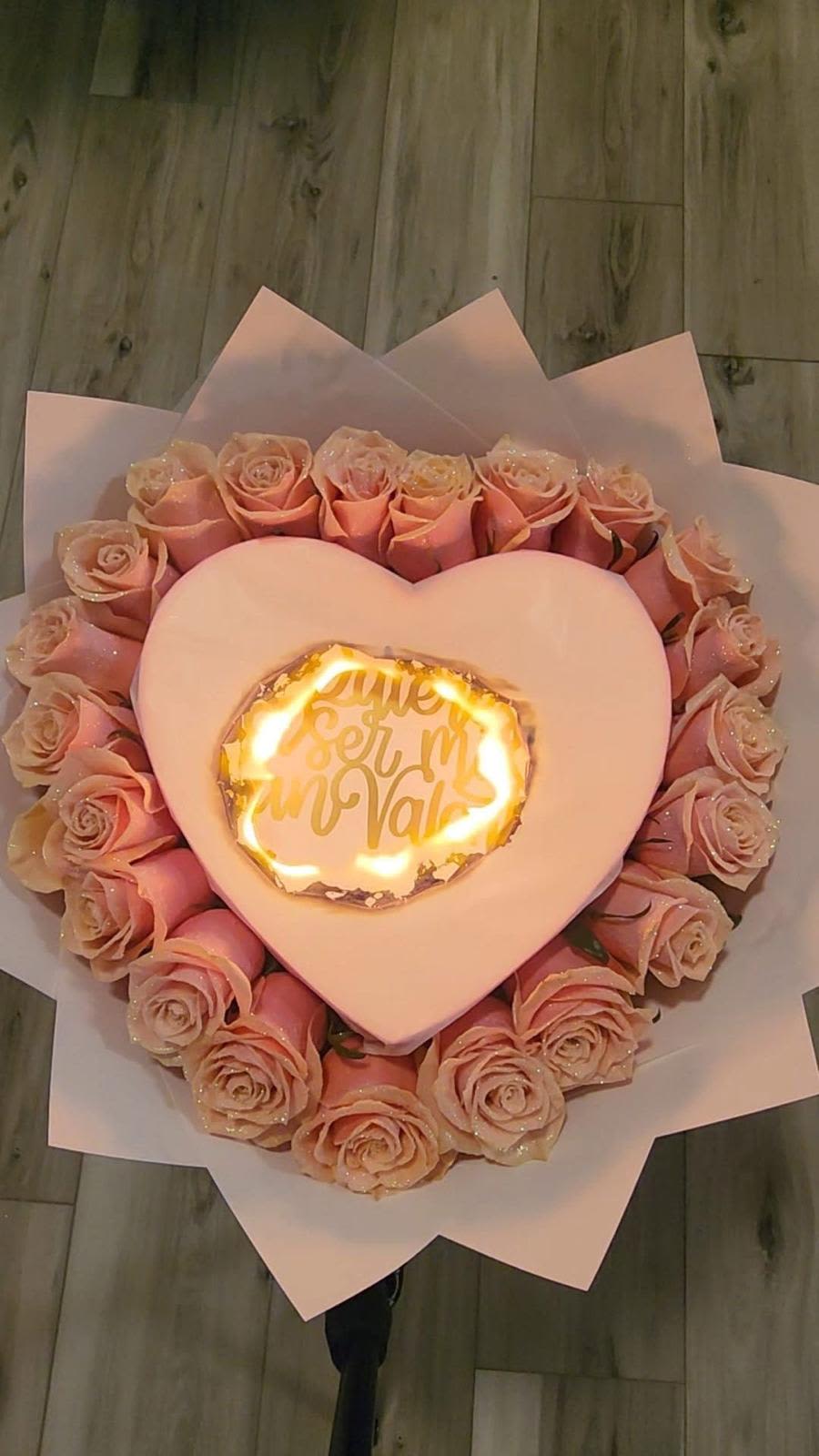 Arreglo de rosas en froma de corazon - Arreglo de rosas rosas en forma de corazon con mensaje secreto.