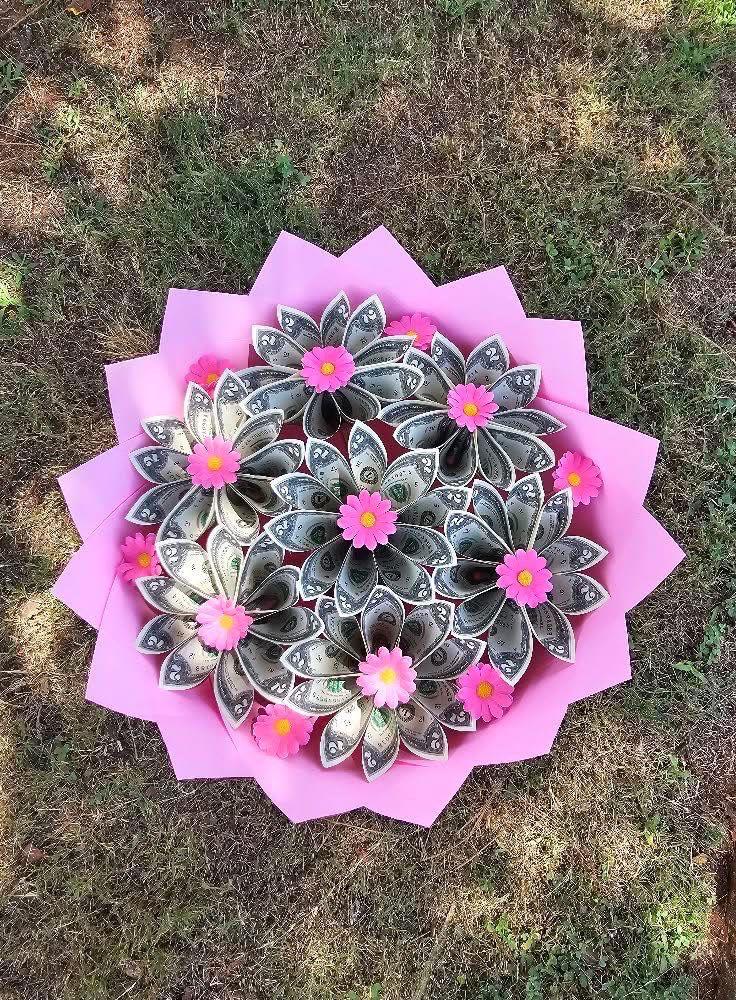 Arreglo de flores con billetes y margaritas - Arreglo de flores elaborado con billetes al gusto y margaritas