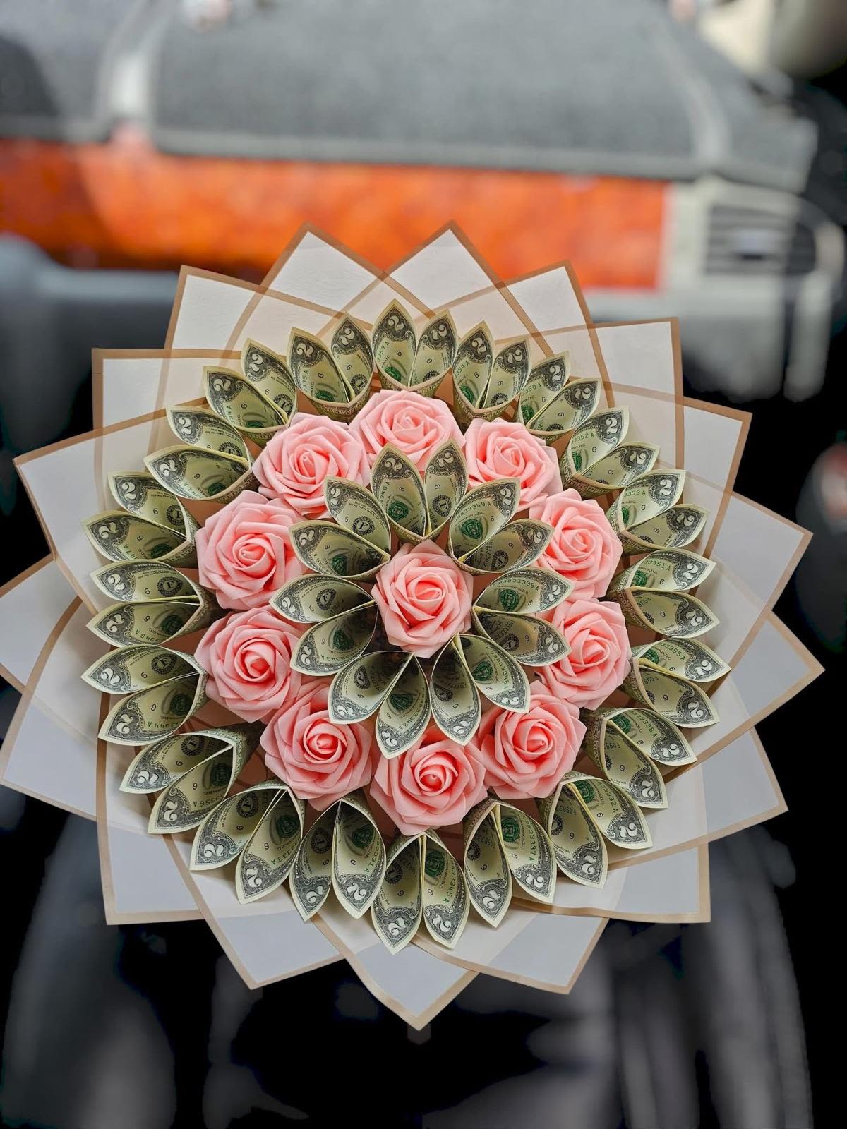 Ramo de rosas y billetes de lujo - Ramo elaborado con rosas de billetes hechas a mano, y rosas rosadas.
