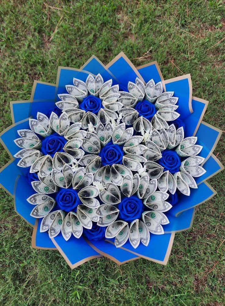 Buchon de billetes - Buchon de billetes y rosas azules.