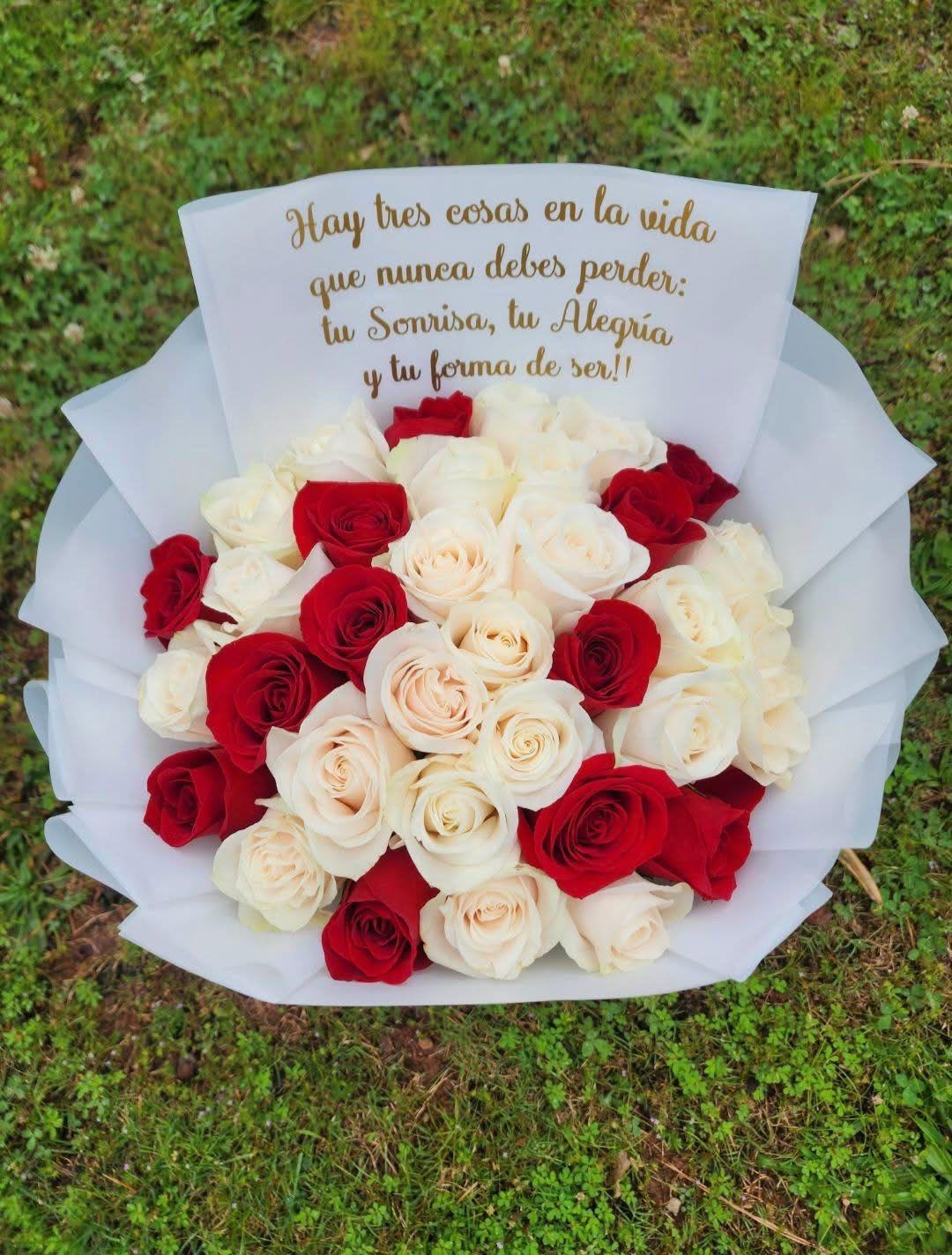 Ramo de rosas blancas y rojas - Ramo elaborado con rosas rojas, blancas y carta
