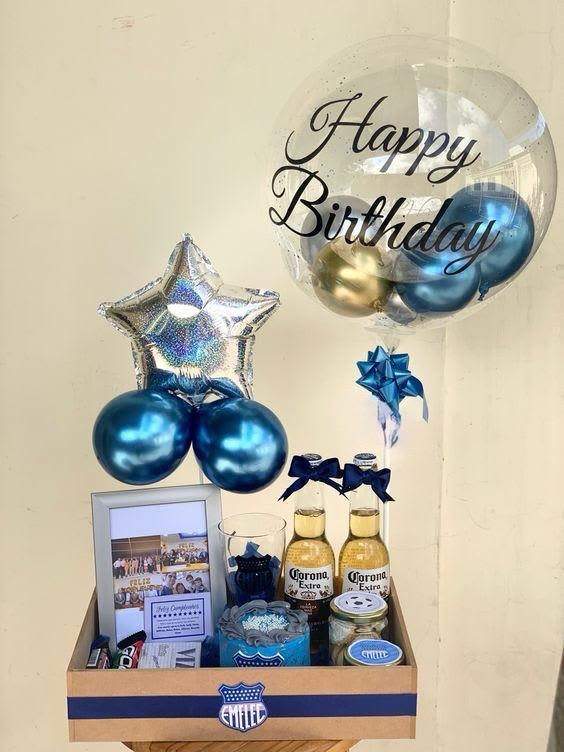 Desayuno azul para caballero - Desayuno elaborado con bebidas alcoholicas, pastel, fruta, y globos