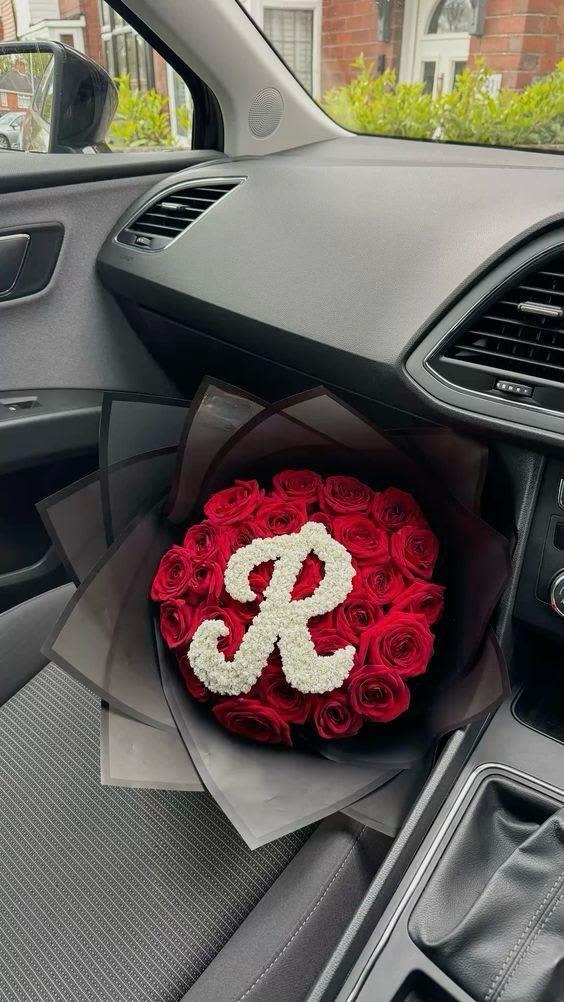 Ramo de rosas e inicial - Ramo elaborado con rosas rojas e inicial hecha de gipsofilia.
