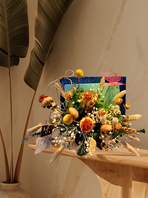 Sleeping beauty in a painting Sleeping beauty in a painting - Dried flowers beautifully arranged in a frame, small size just right for a small gift.