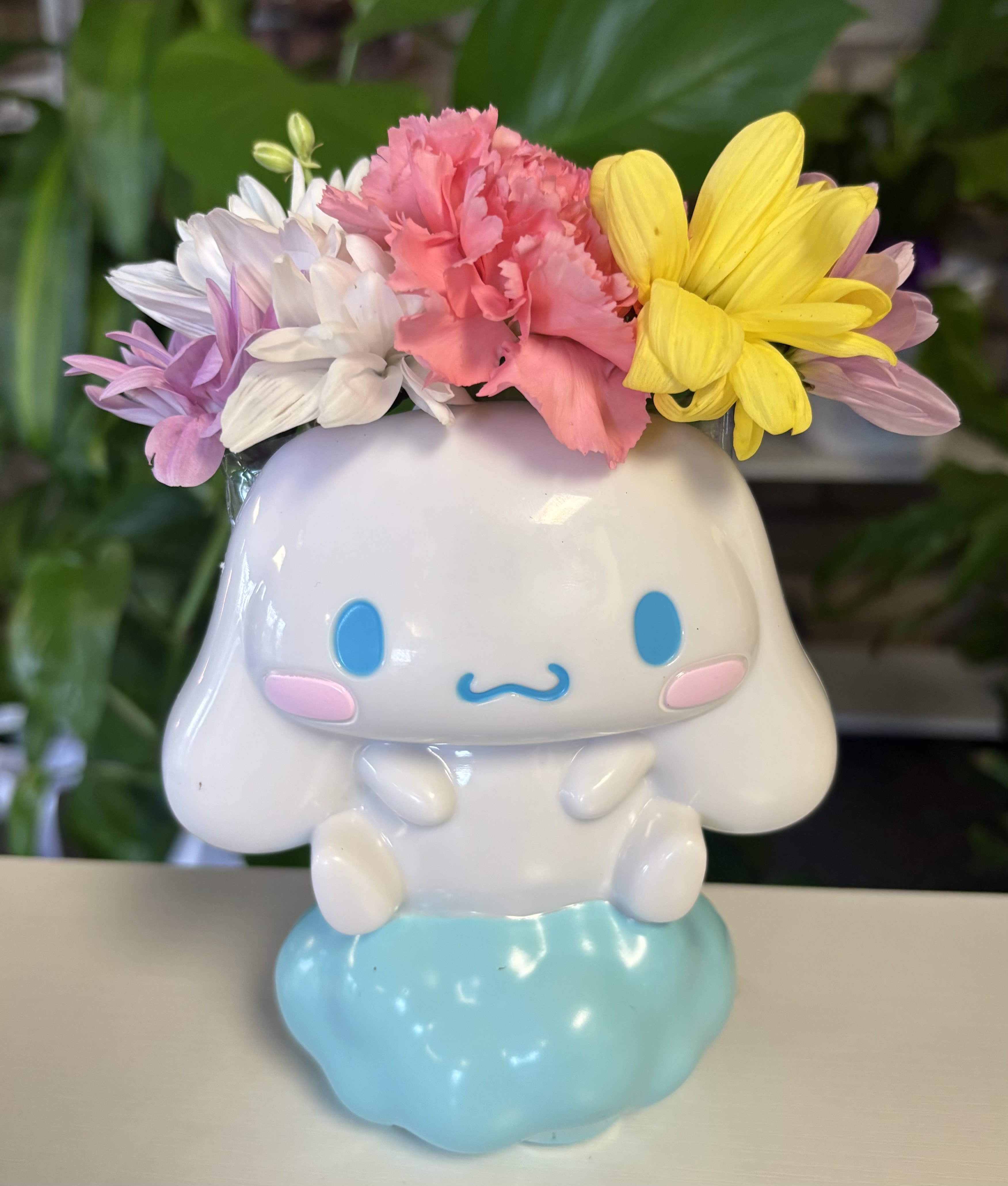 Cinnamoroll Flower  - fresh flowers in Cinnamoroll plastic vase  Hello kitty and friends 