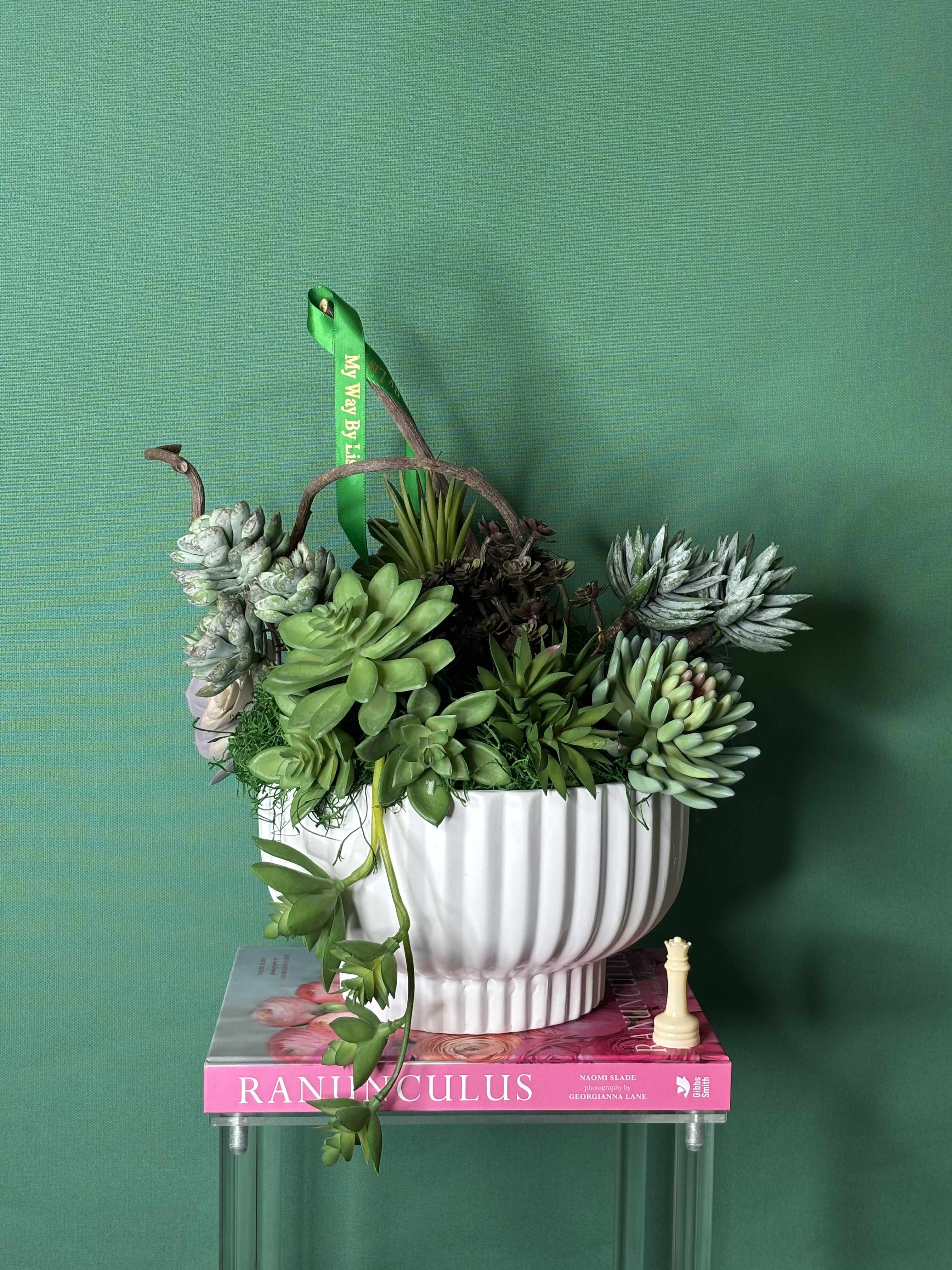Botanical garden. (SILK ARRANGEMENT) - Decorative low-maintenance arrangements. Ideal for home office or unique gifts. Modern and personalized design.  