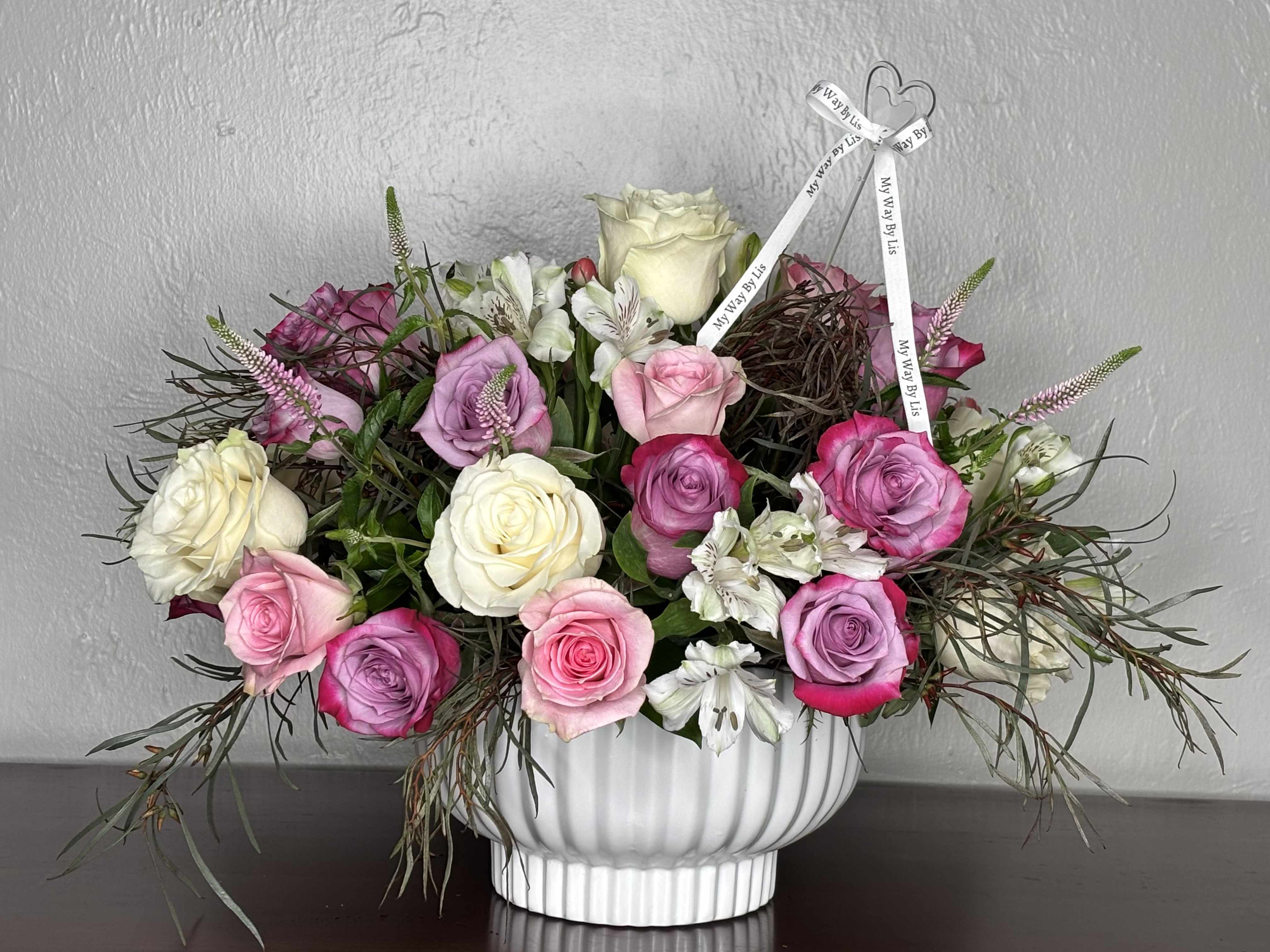 Cascai. Cascai. - Different this compact beautiful arrangement ideal choice for all occasions.