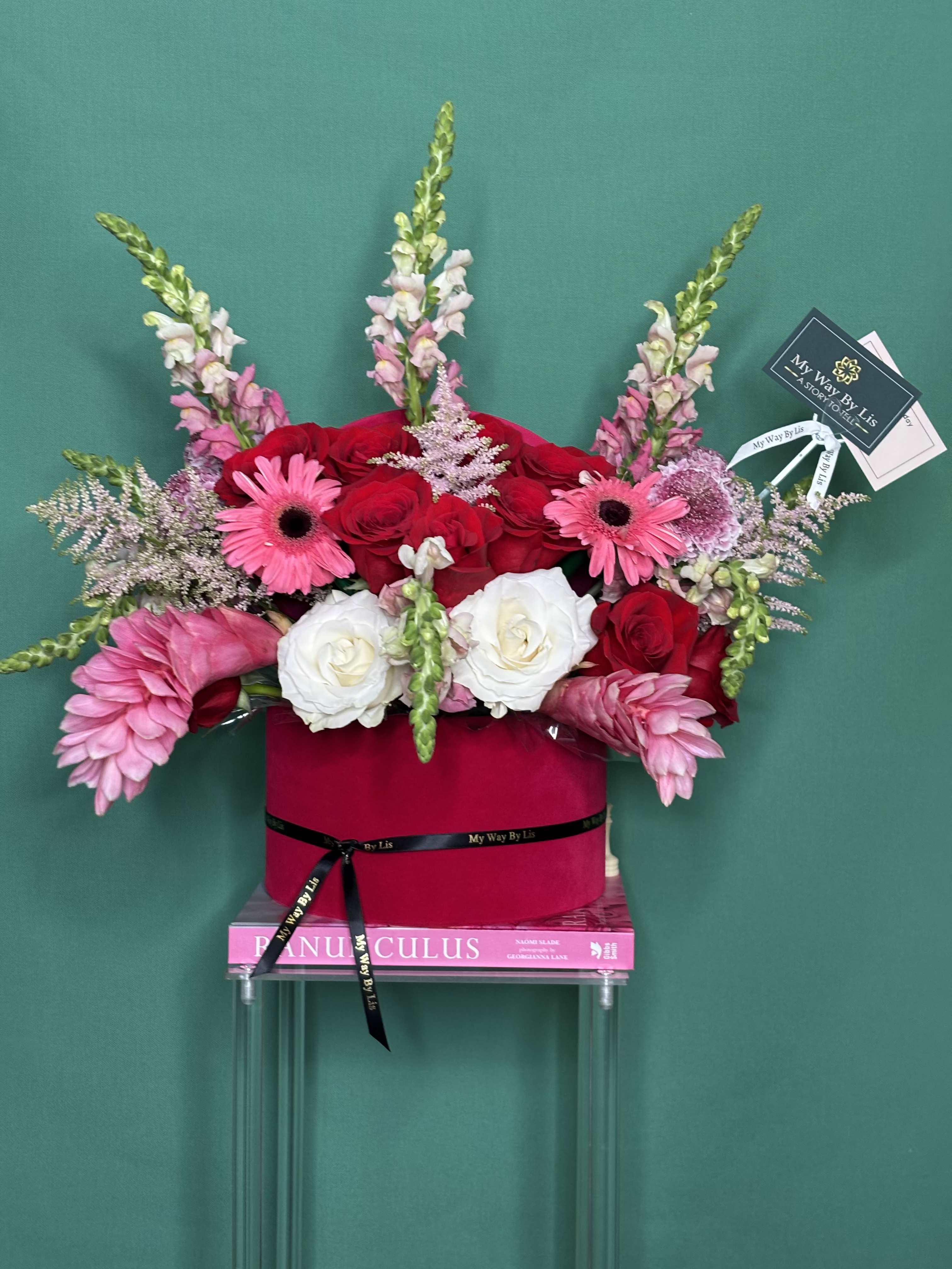 Cybeles. - To enchant and fall in love, with pink as the centerpiece: Astilbes, Gingers, Gerberas, and Roses. We have a creation that will leave no one indifferent: romantic and heartfelt. It's the perfect arrangement to convey our best thoughts and wishes.  